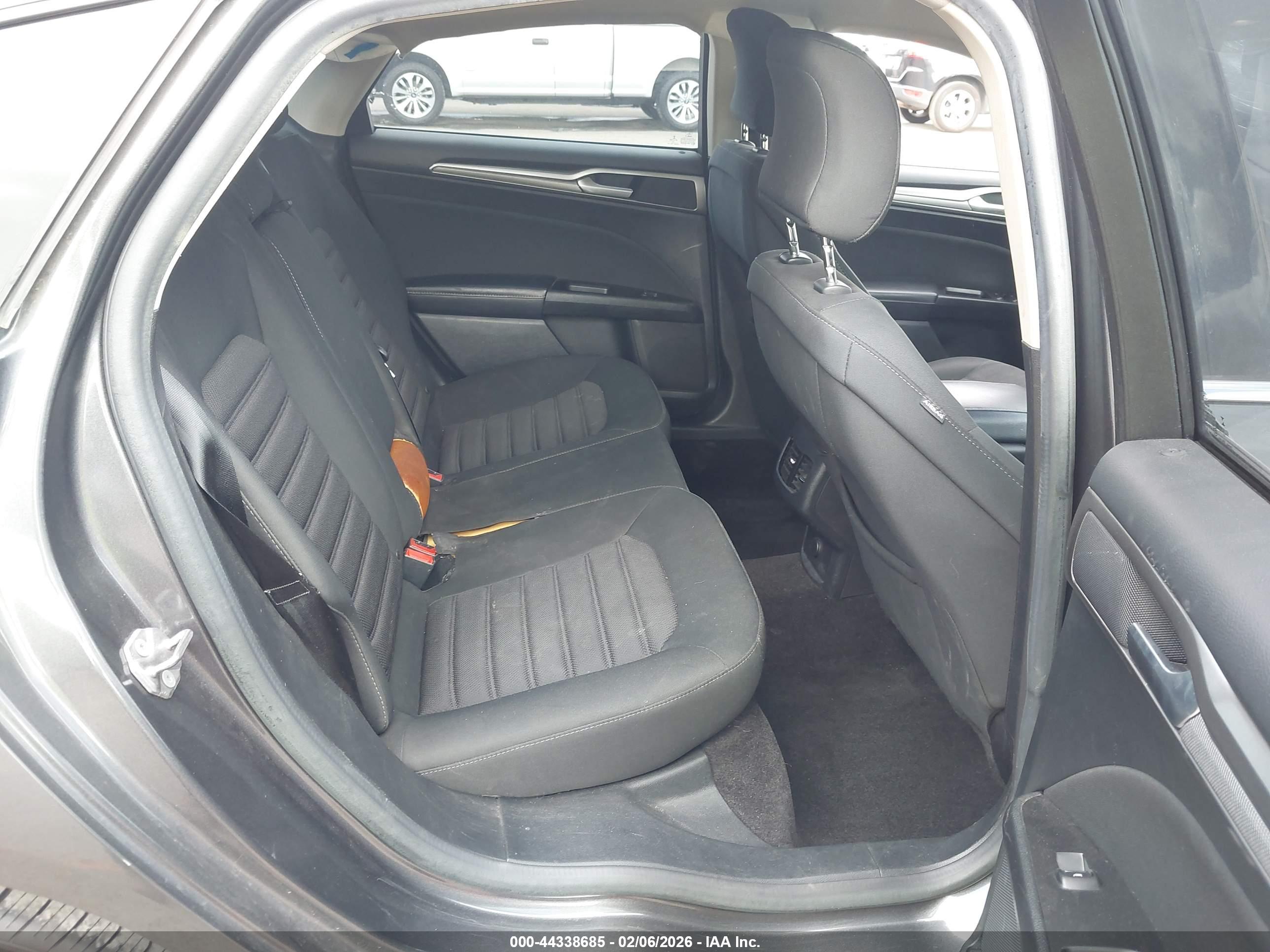 FORD FUSION image 8