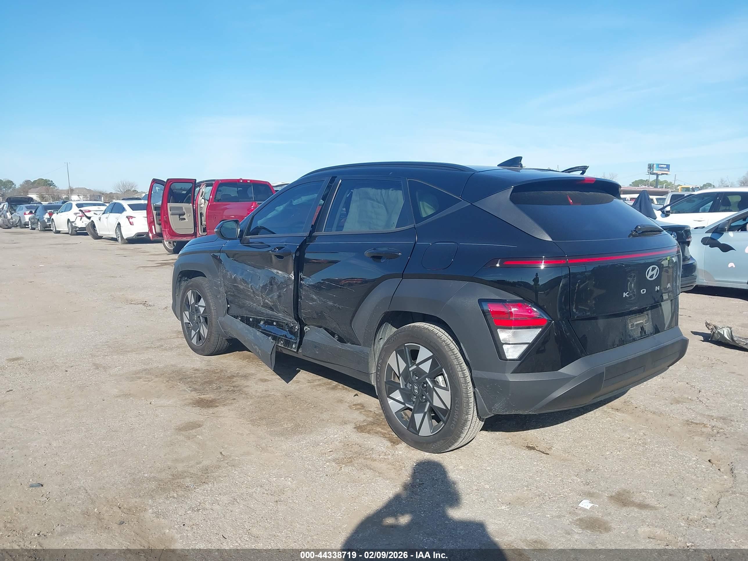 HYUNDAI KONA image 3