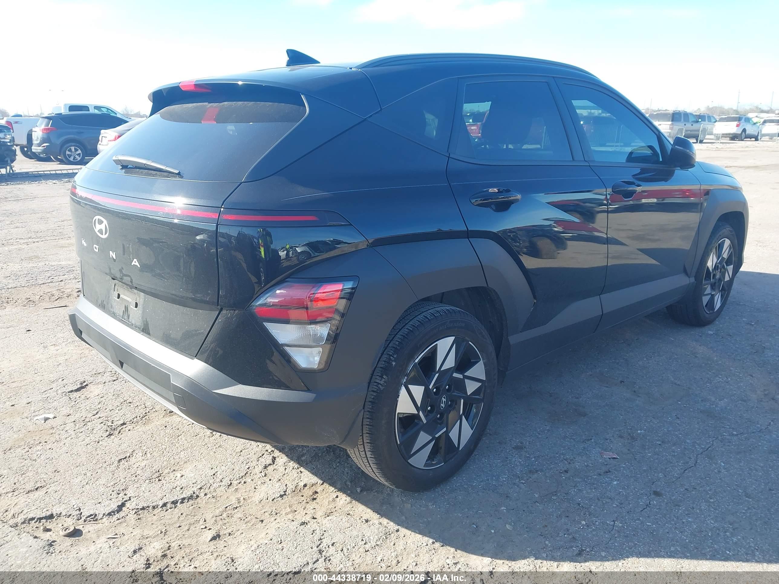 HYUNDAI KONA image 4
