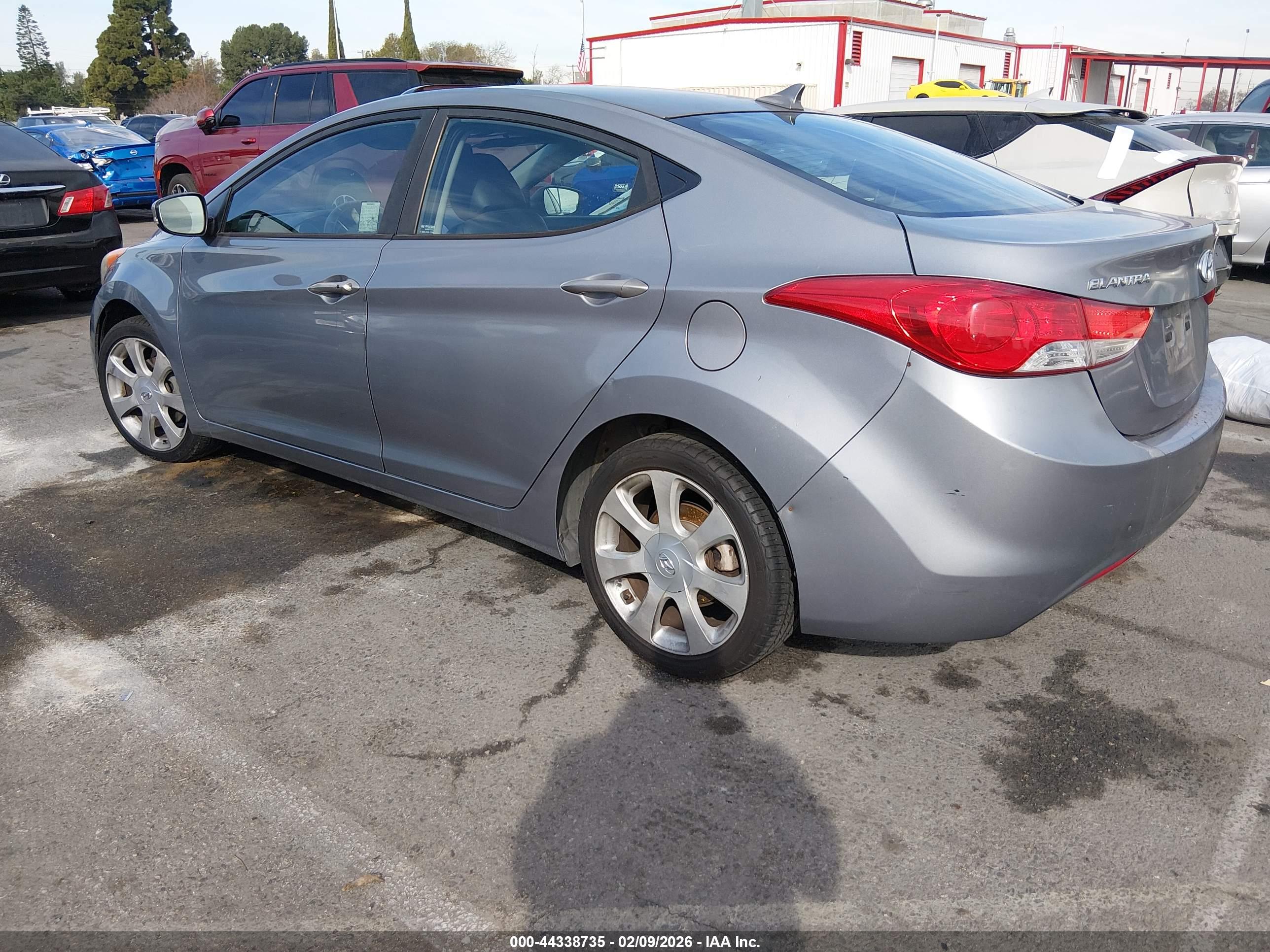HYUNDAI ELANTRA image 3