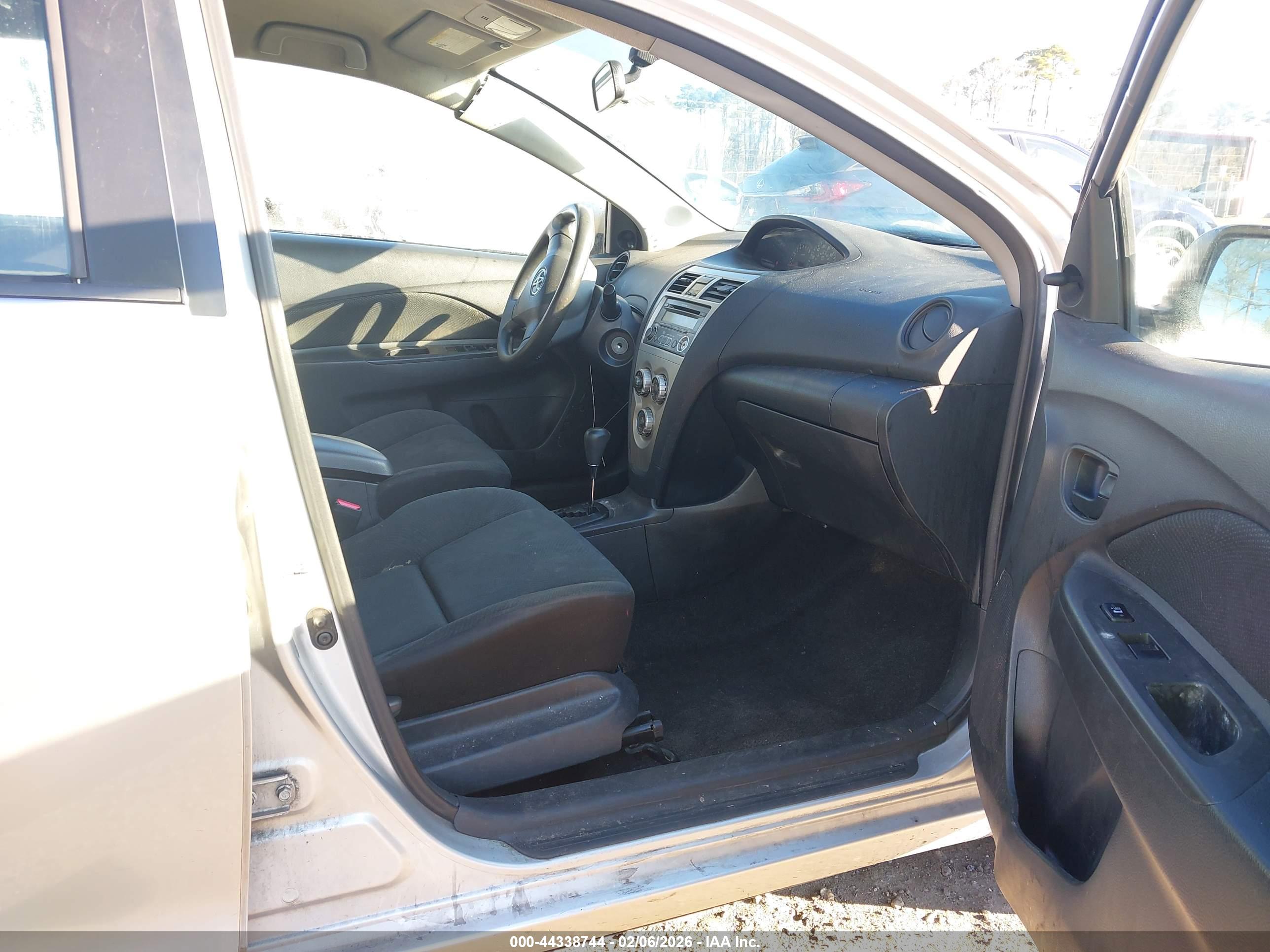 TOYOTA YARIS image 5