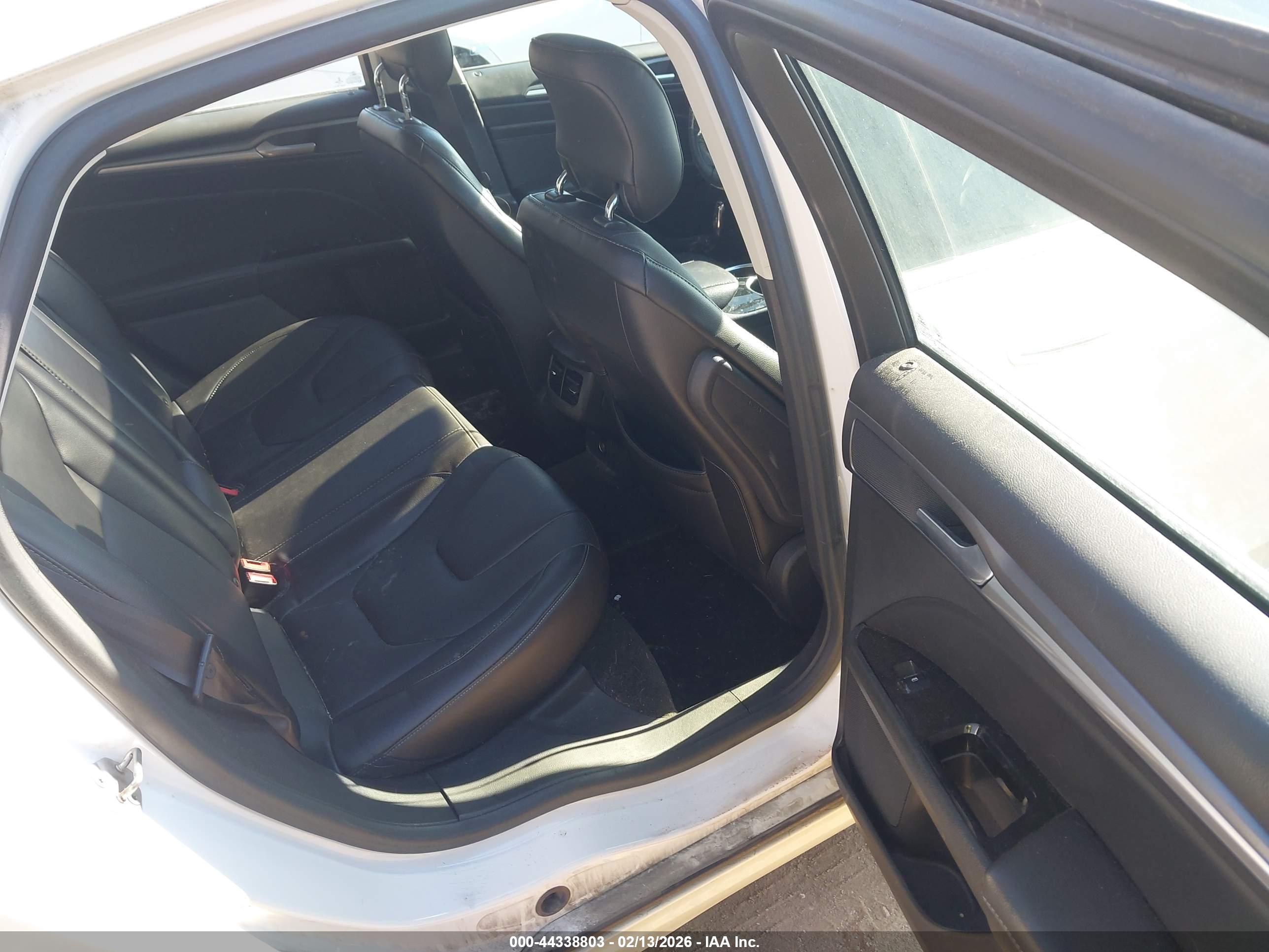 FORD FUSION image 8