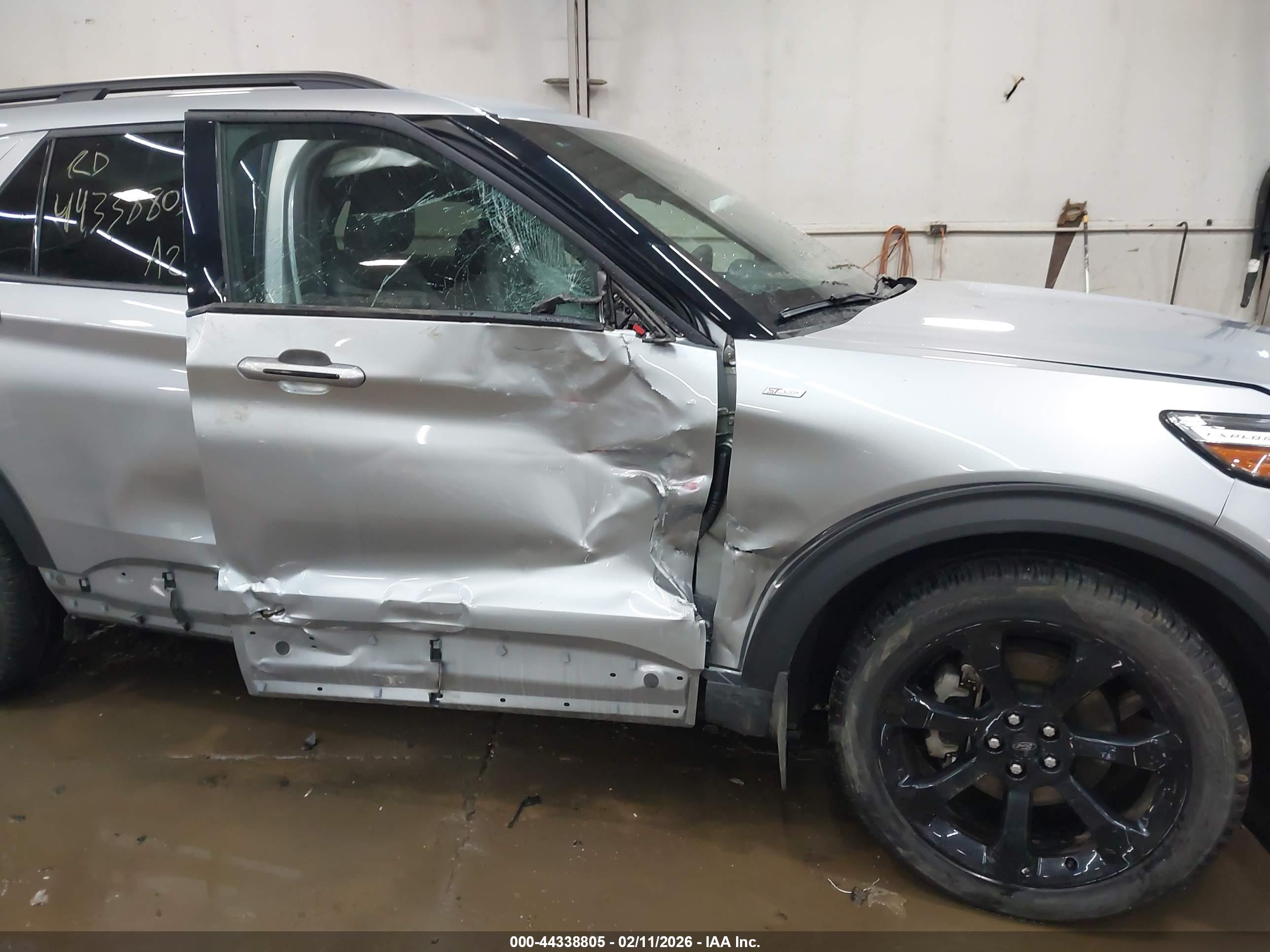 FORD EXPLORER image 6