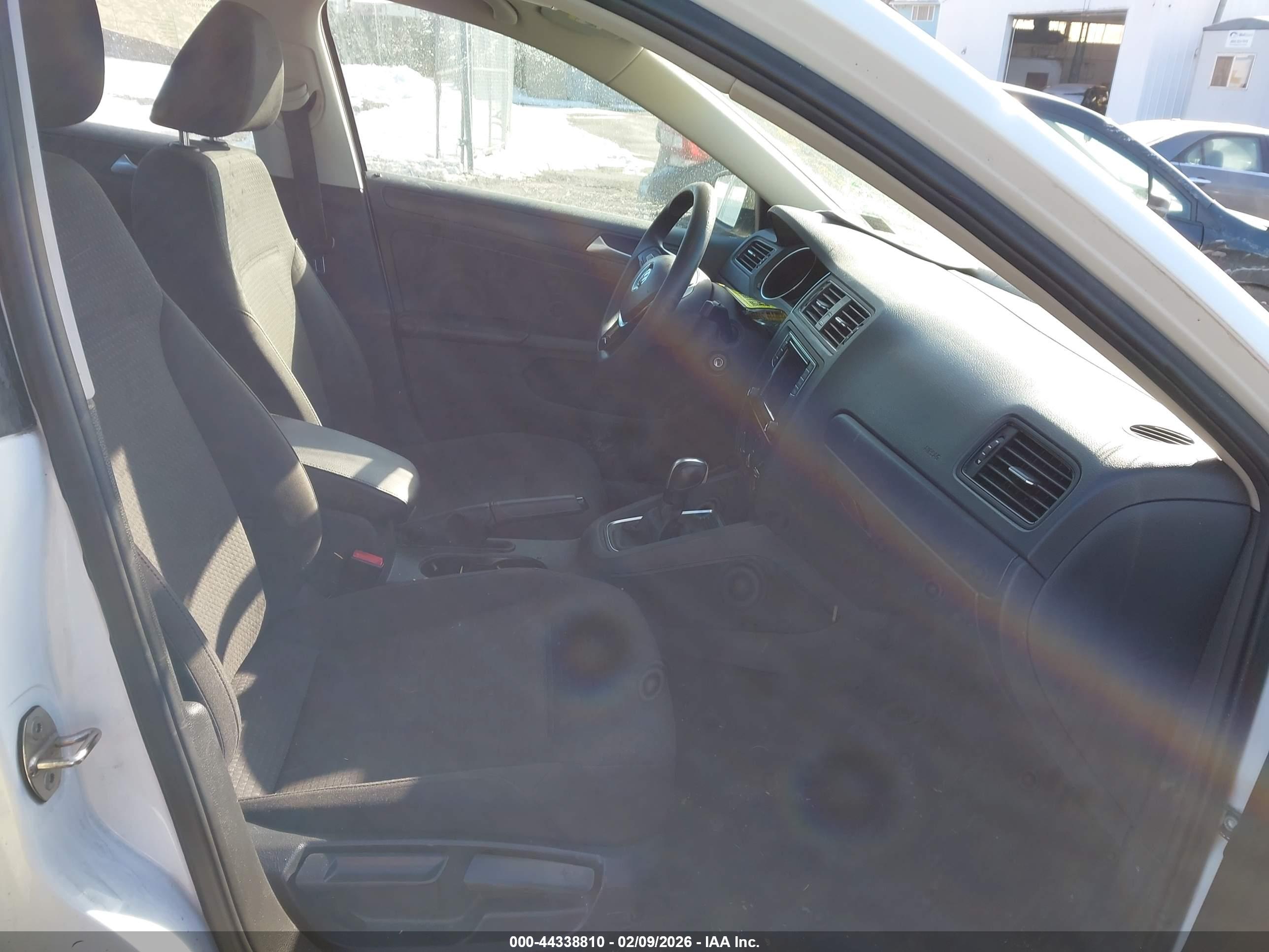 VOLKSWAGEN JETTA image 5