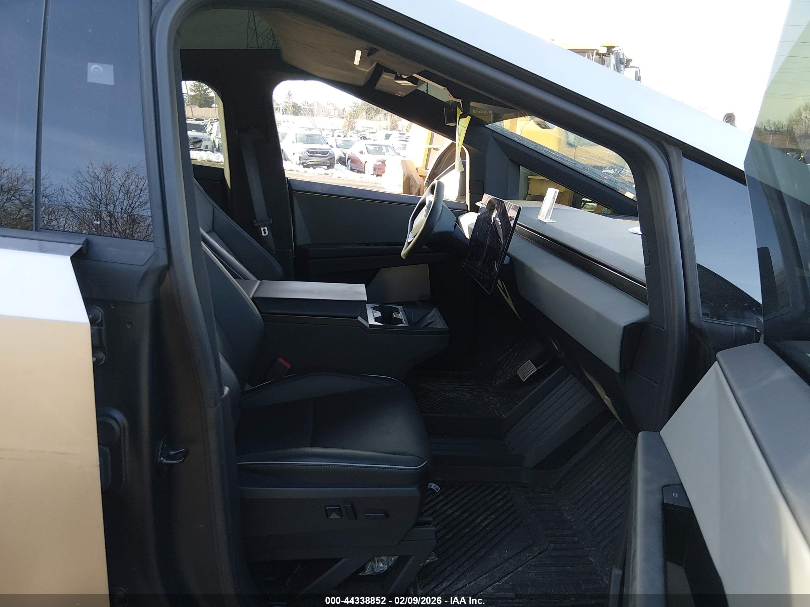 TESLA CYBERTRUCK image 5