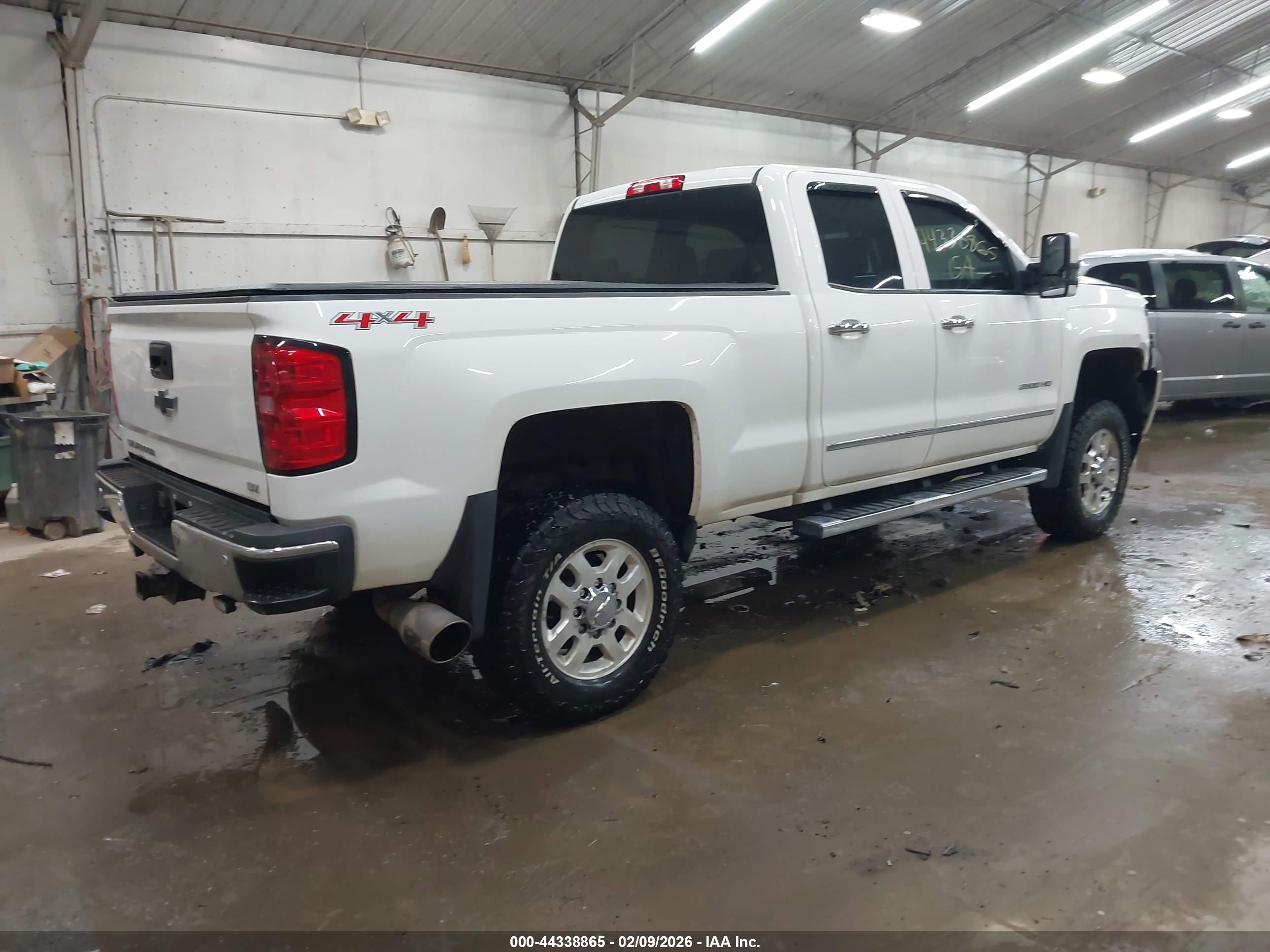 CHEVROLET SILVERADO image 4