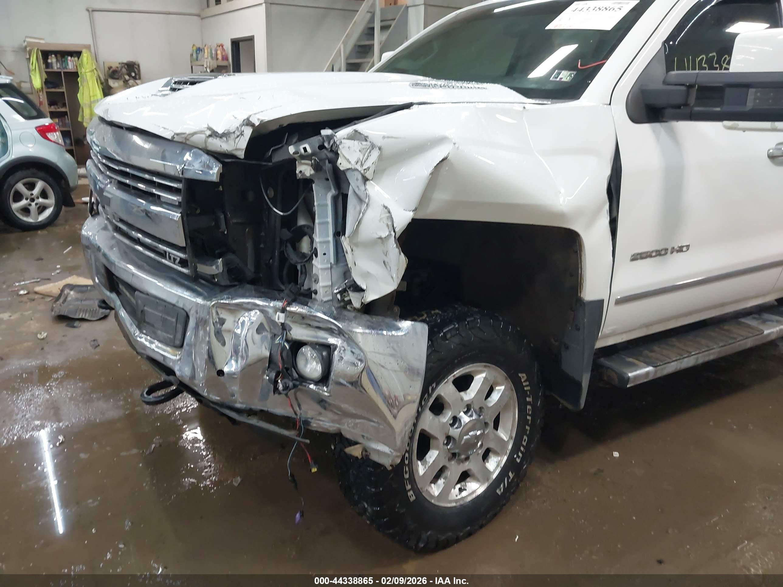 CHEVROLET SILVERADO image 6