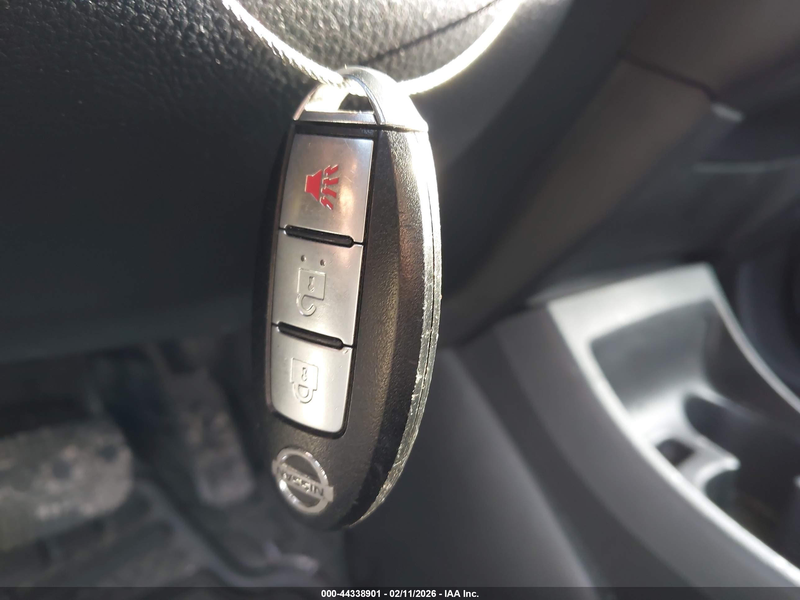NISSAN VERSA image 11