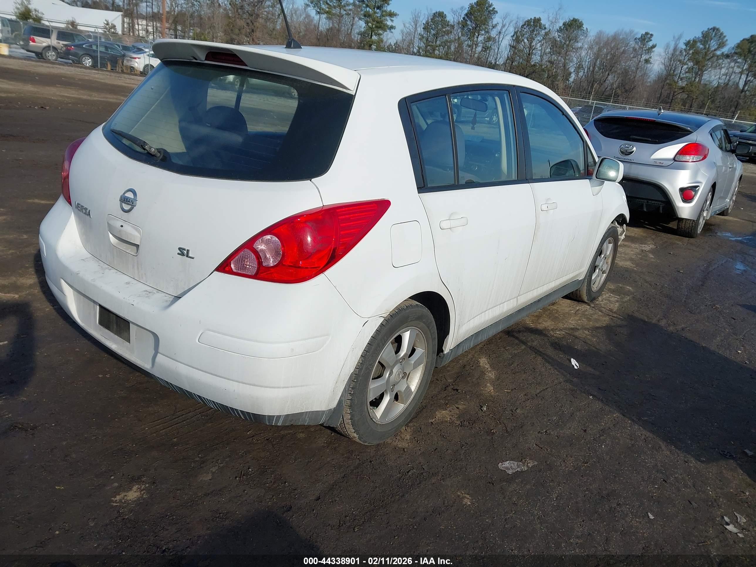 NISSAN VERSA image 4