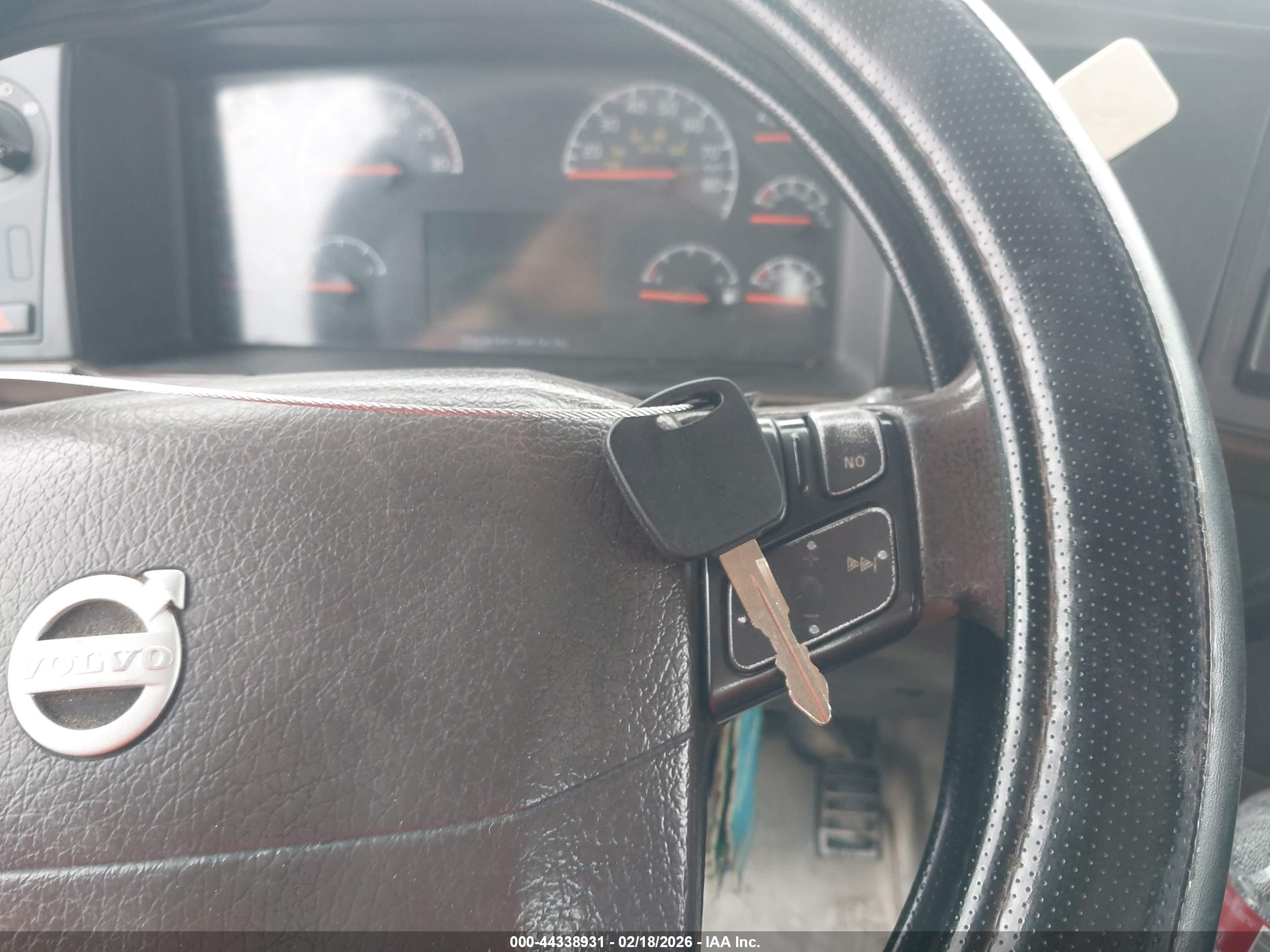 VOLVO VN image 11
