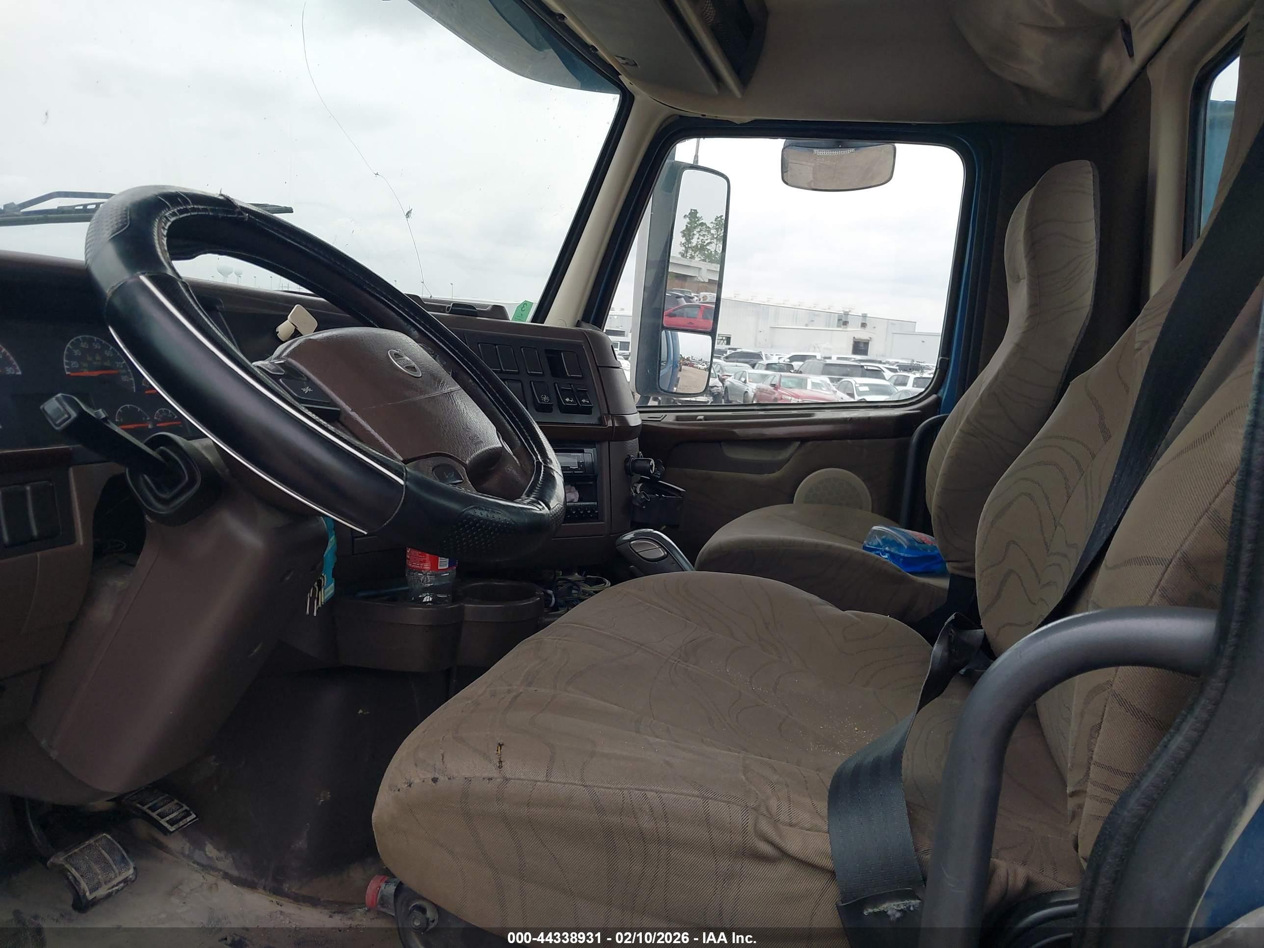 VOLVO VN image 8