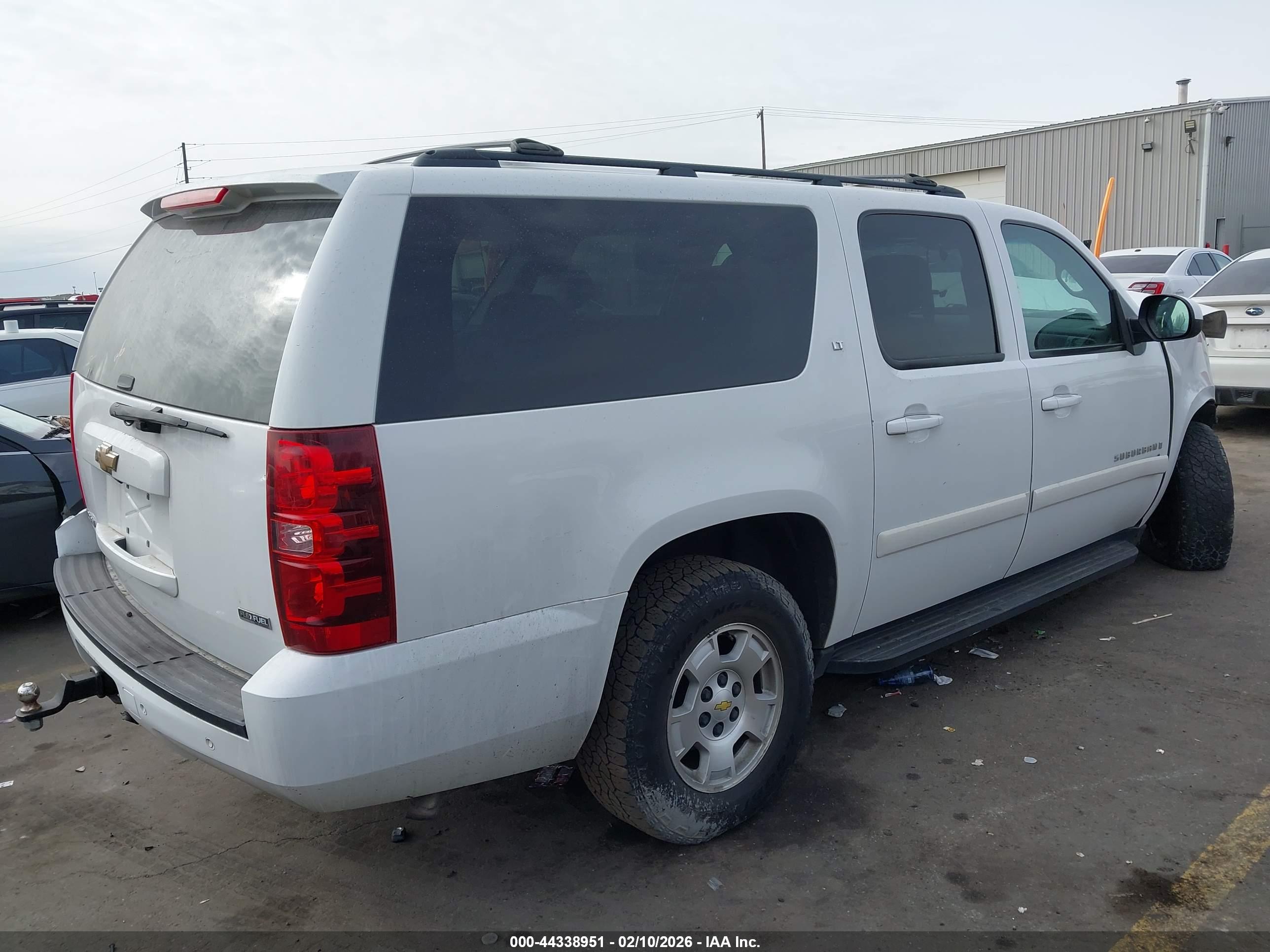 CHEVROLET SUBURBAN image 4