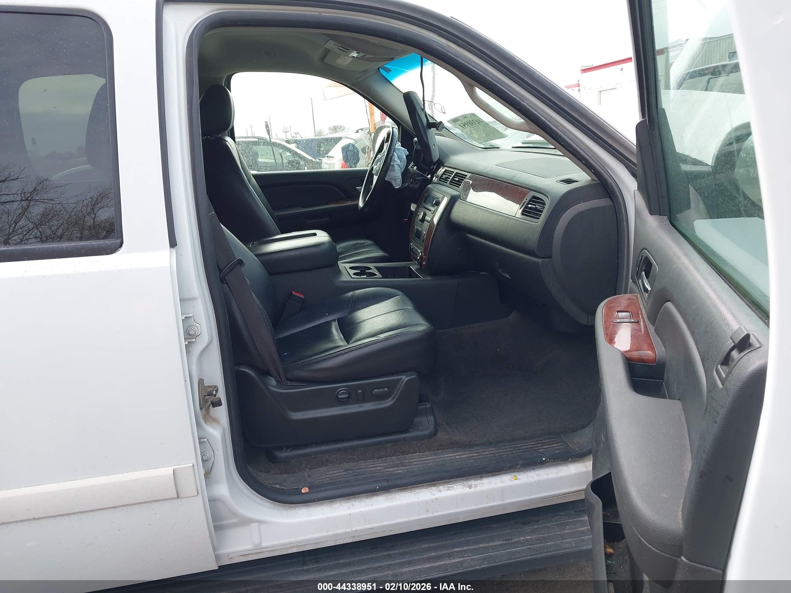 CHEVROLET SUBURBAN image 5
