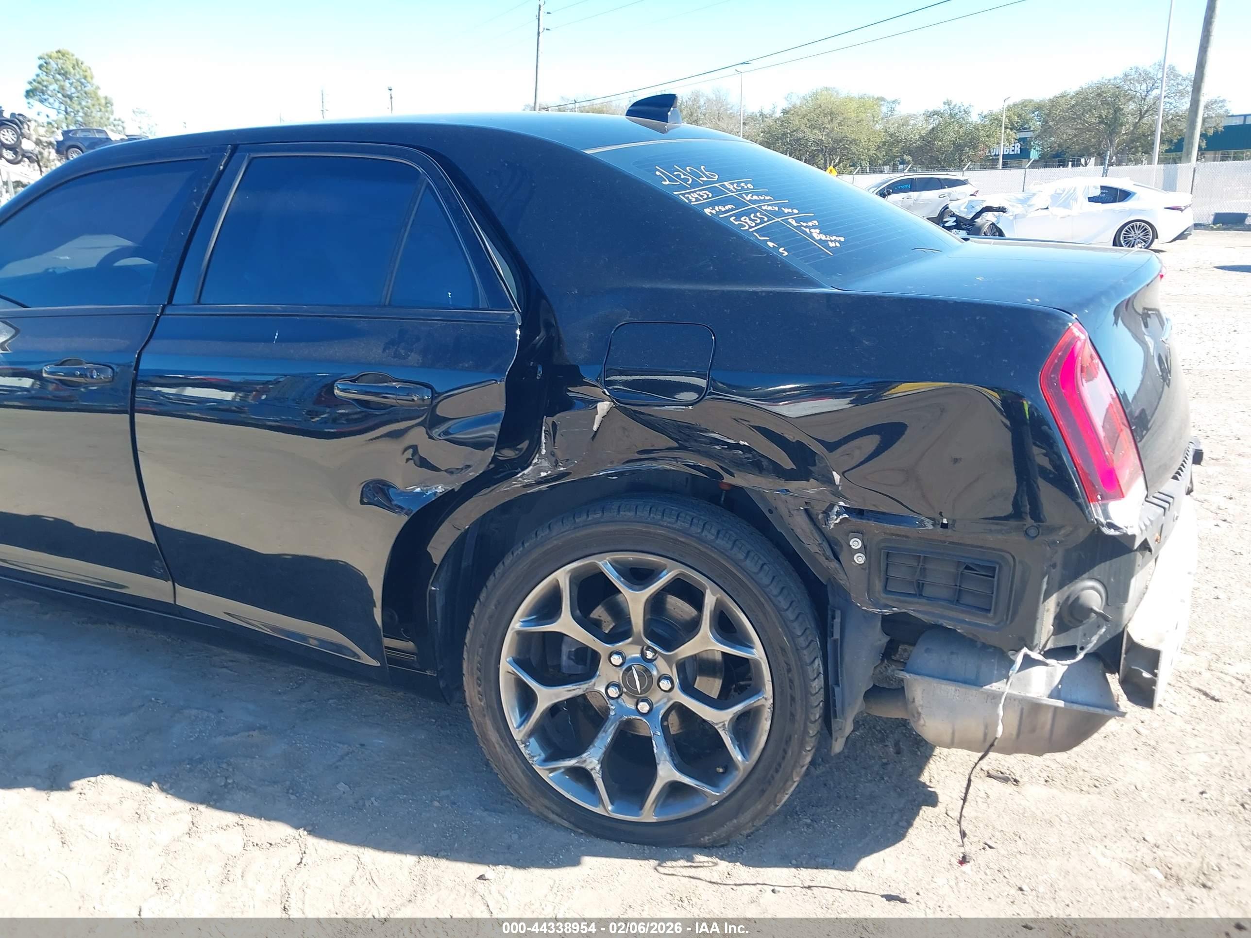 CHRYSLER 300 image 6