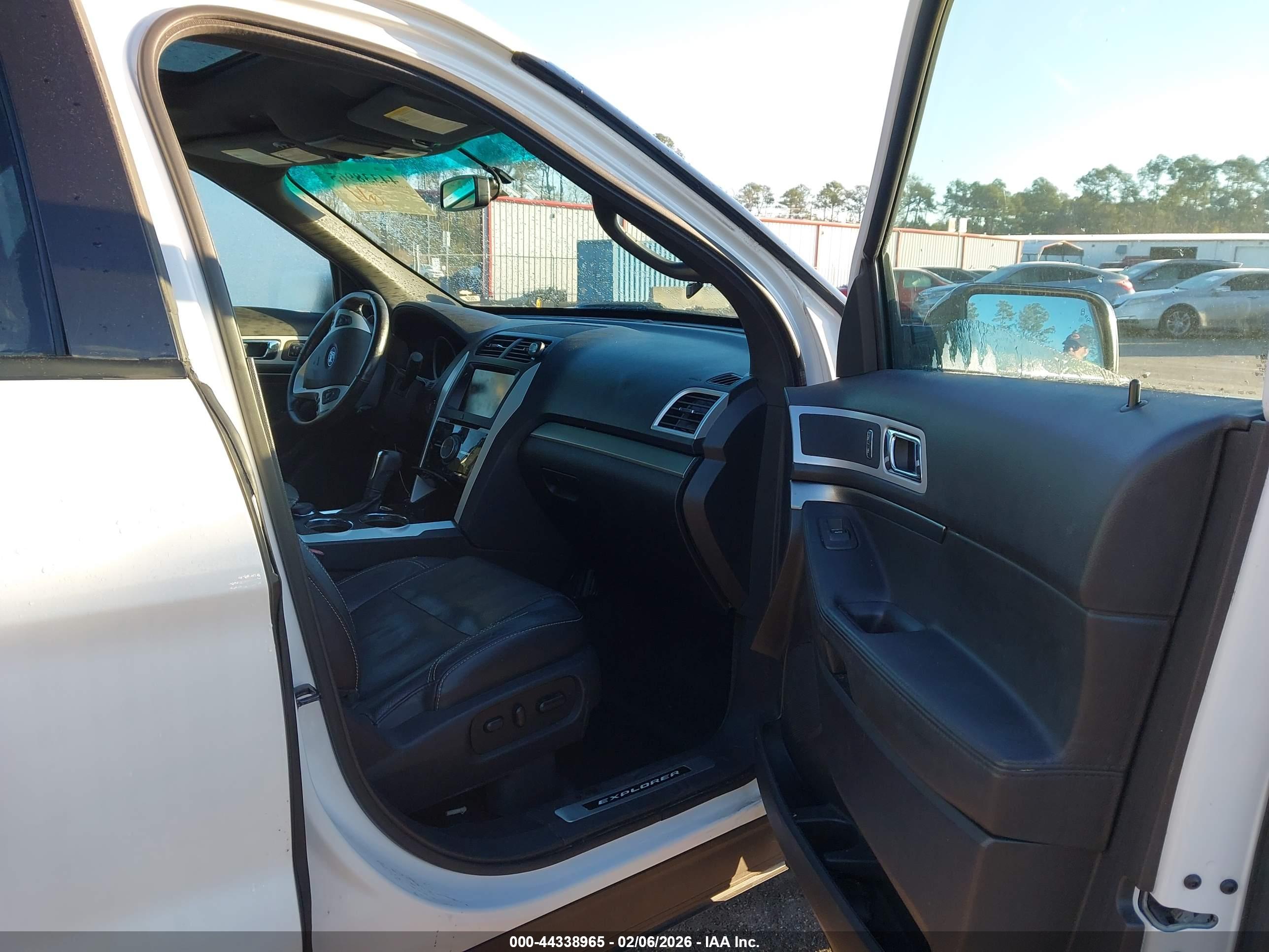 FORD EXPLORER image 5
