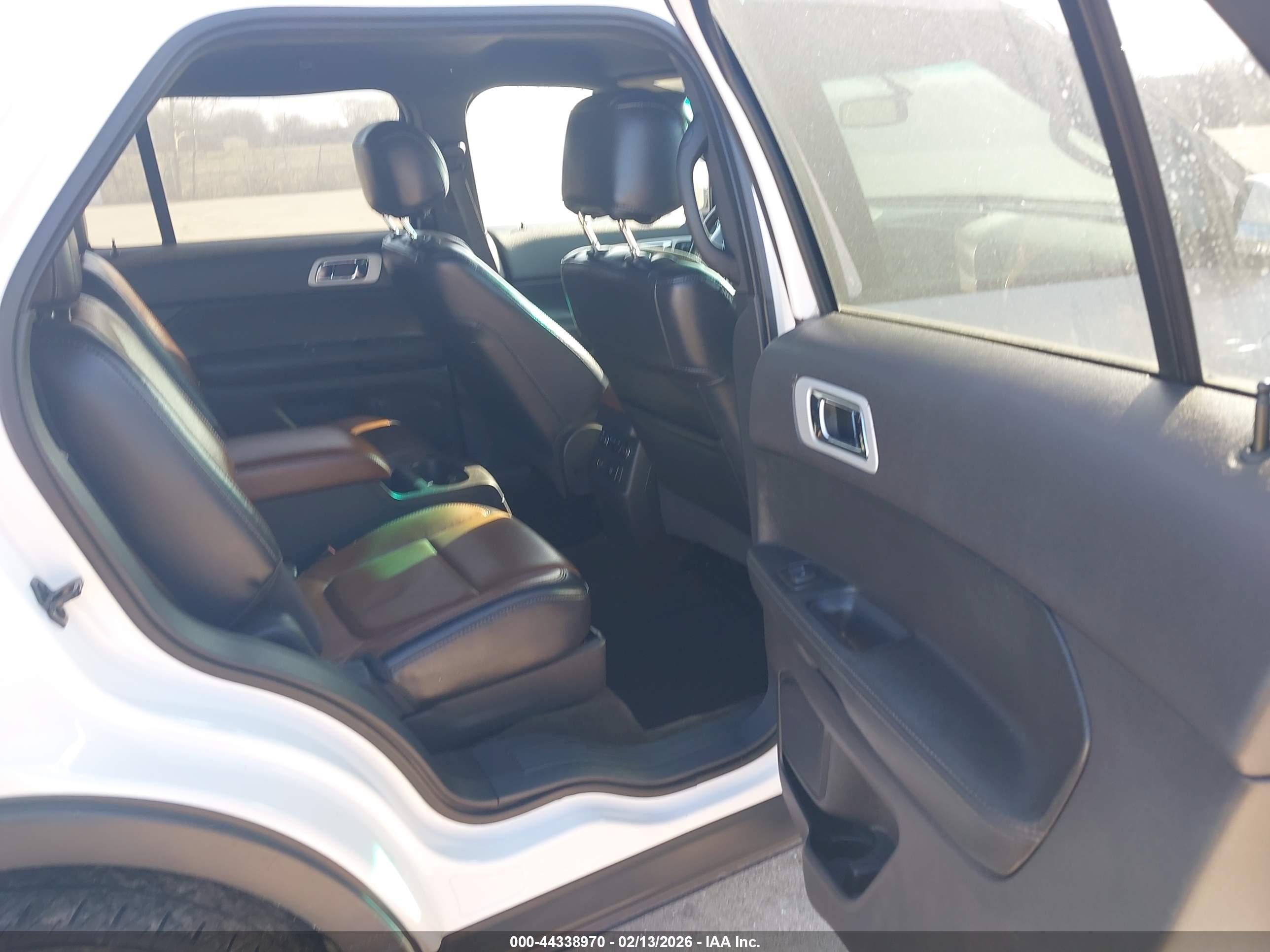 FORD EXPLORER image 8