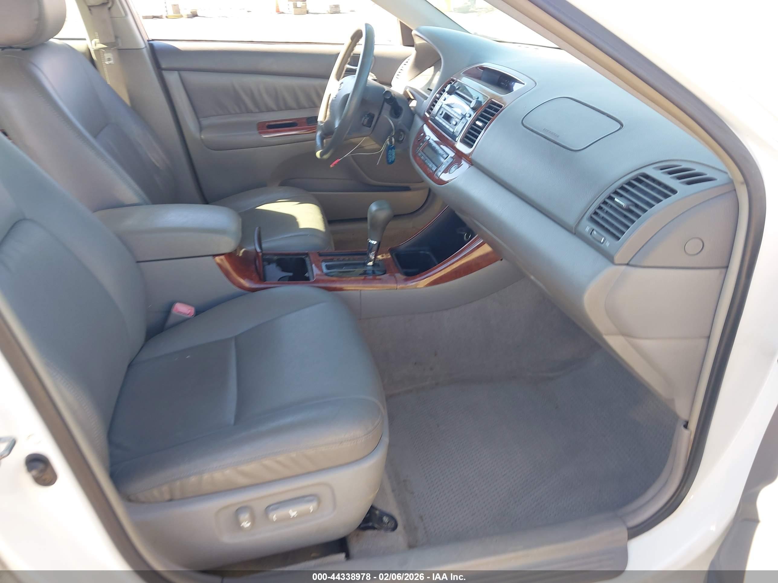 TOYOTA CAMRY image 5