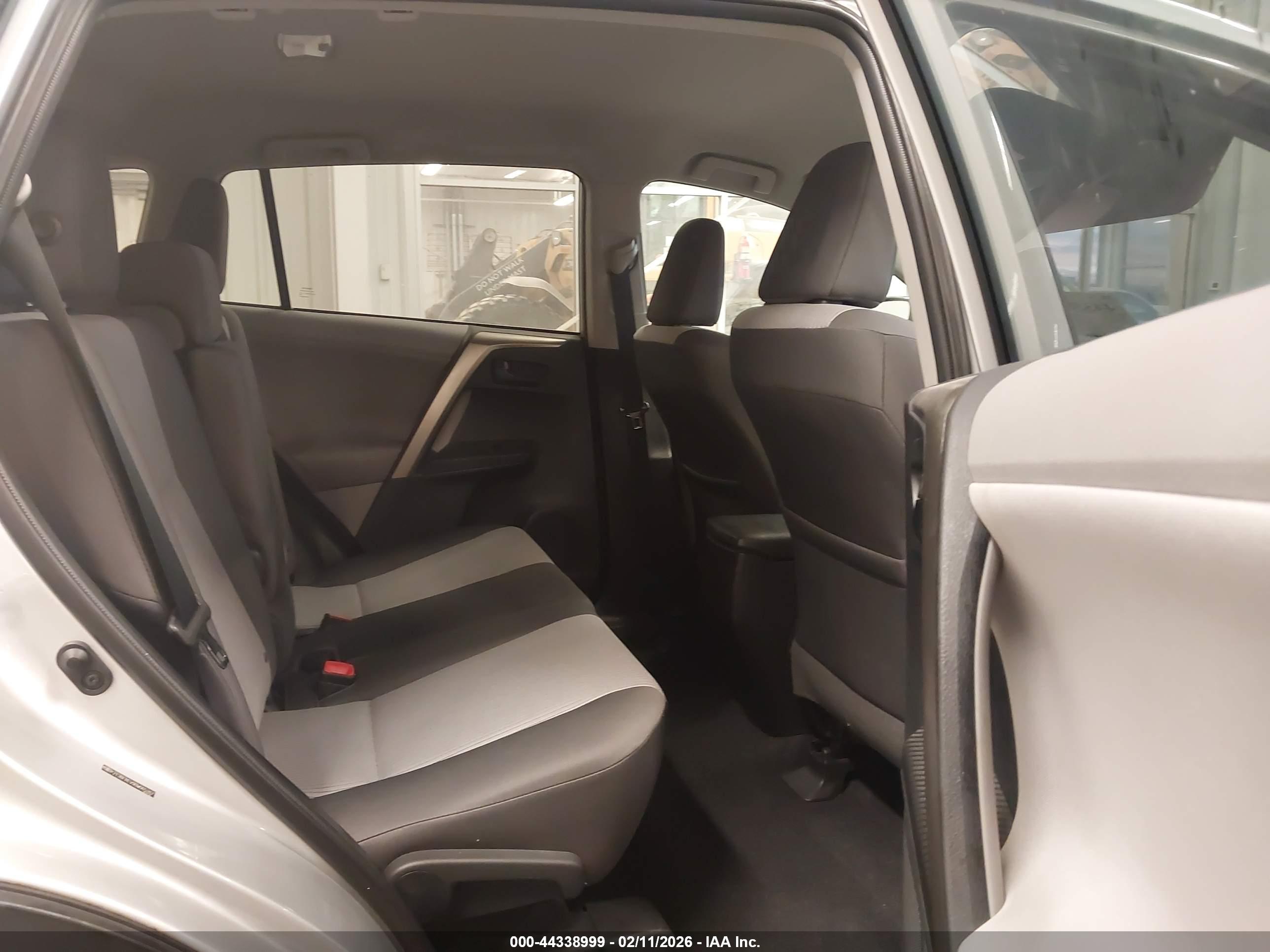 TOYOTA RAV4 image 8