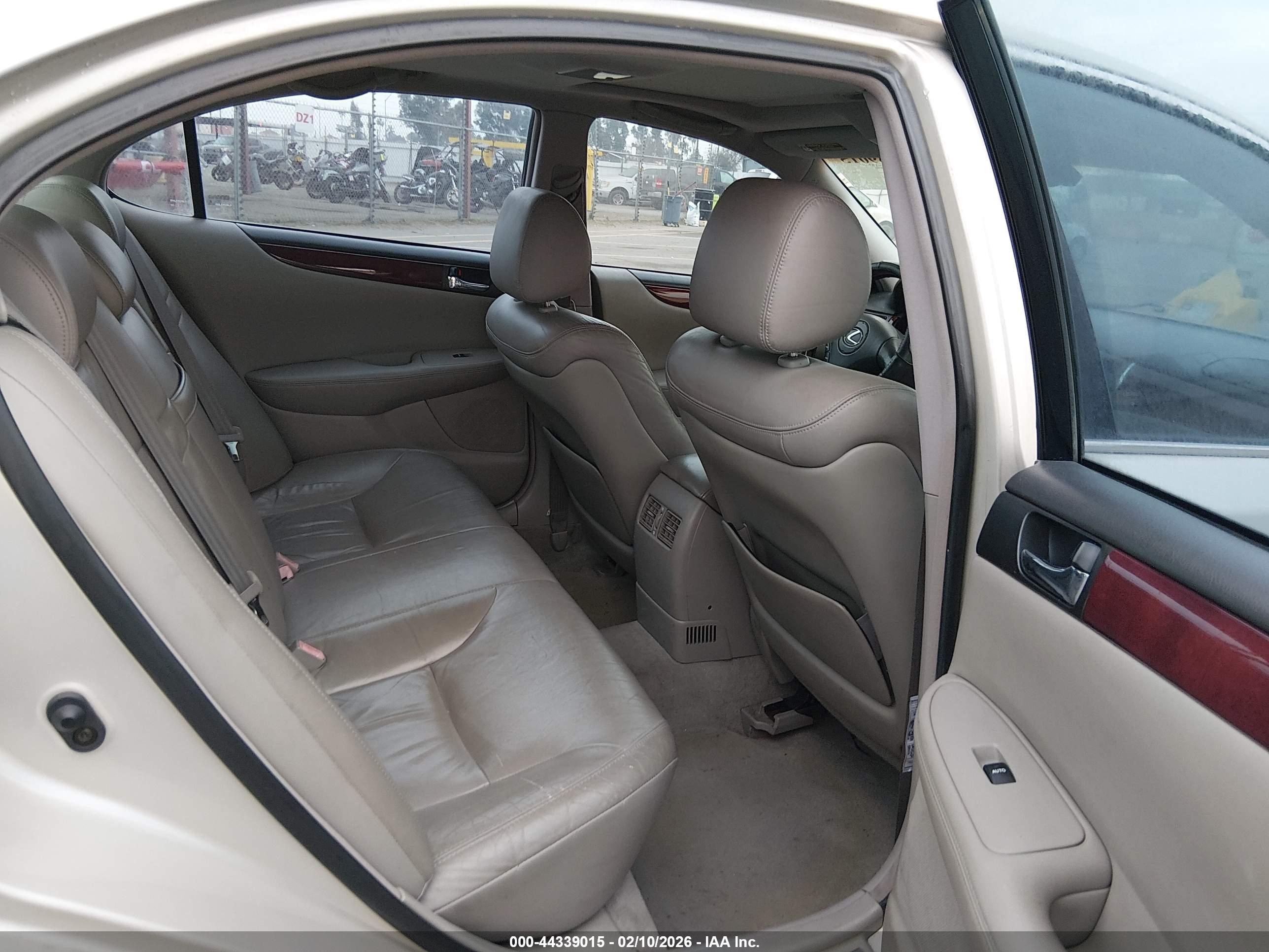 LEXUS ES image 8