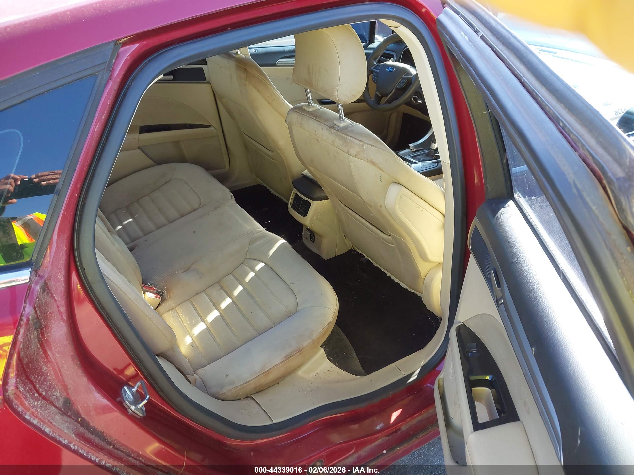 FORD FUSION image 8