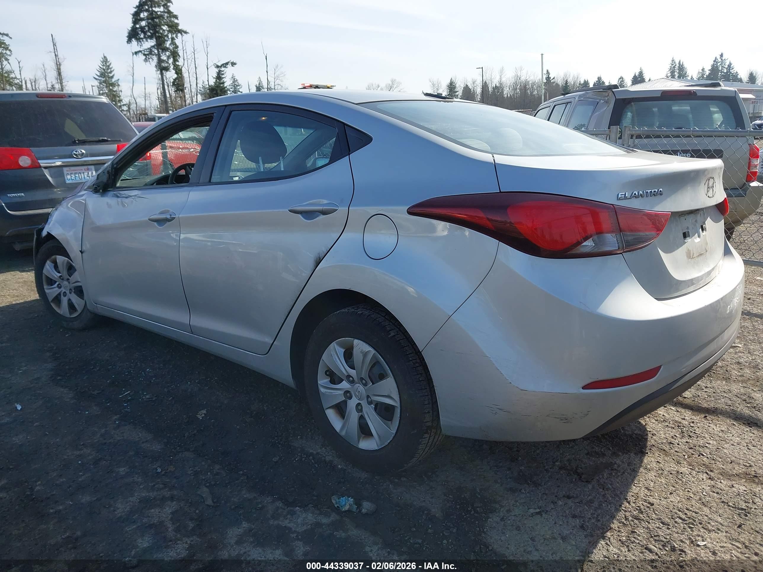 HYUNDAI ELANTRA image 3
