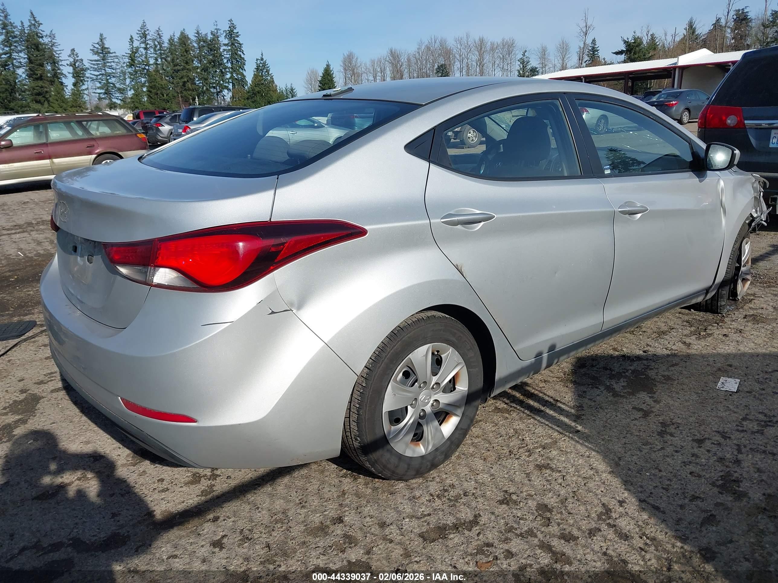 HYUNDAI ELANTRA image 4