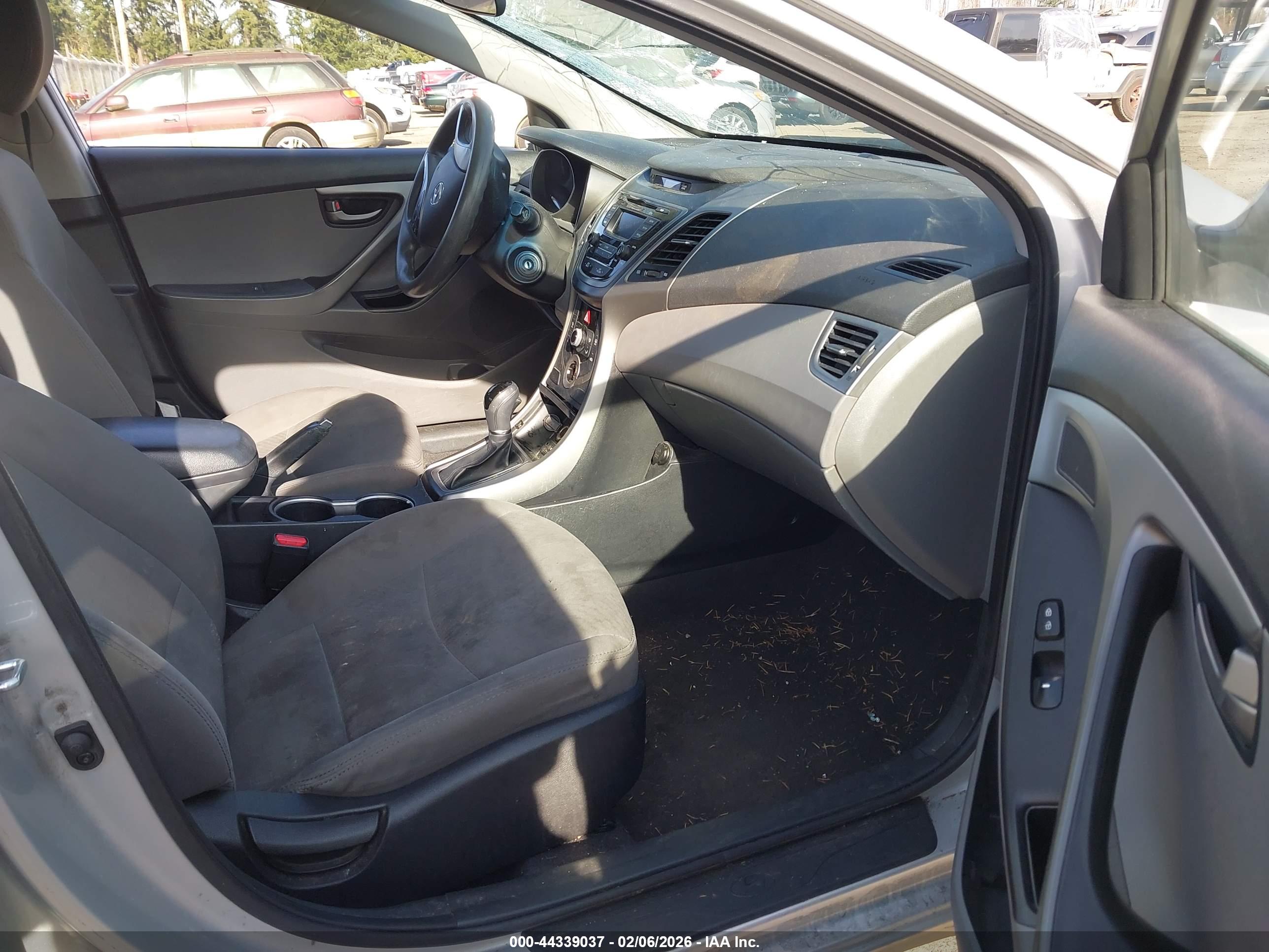 HYUNDAI ELANTRA image 5
