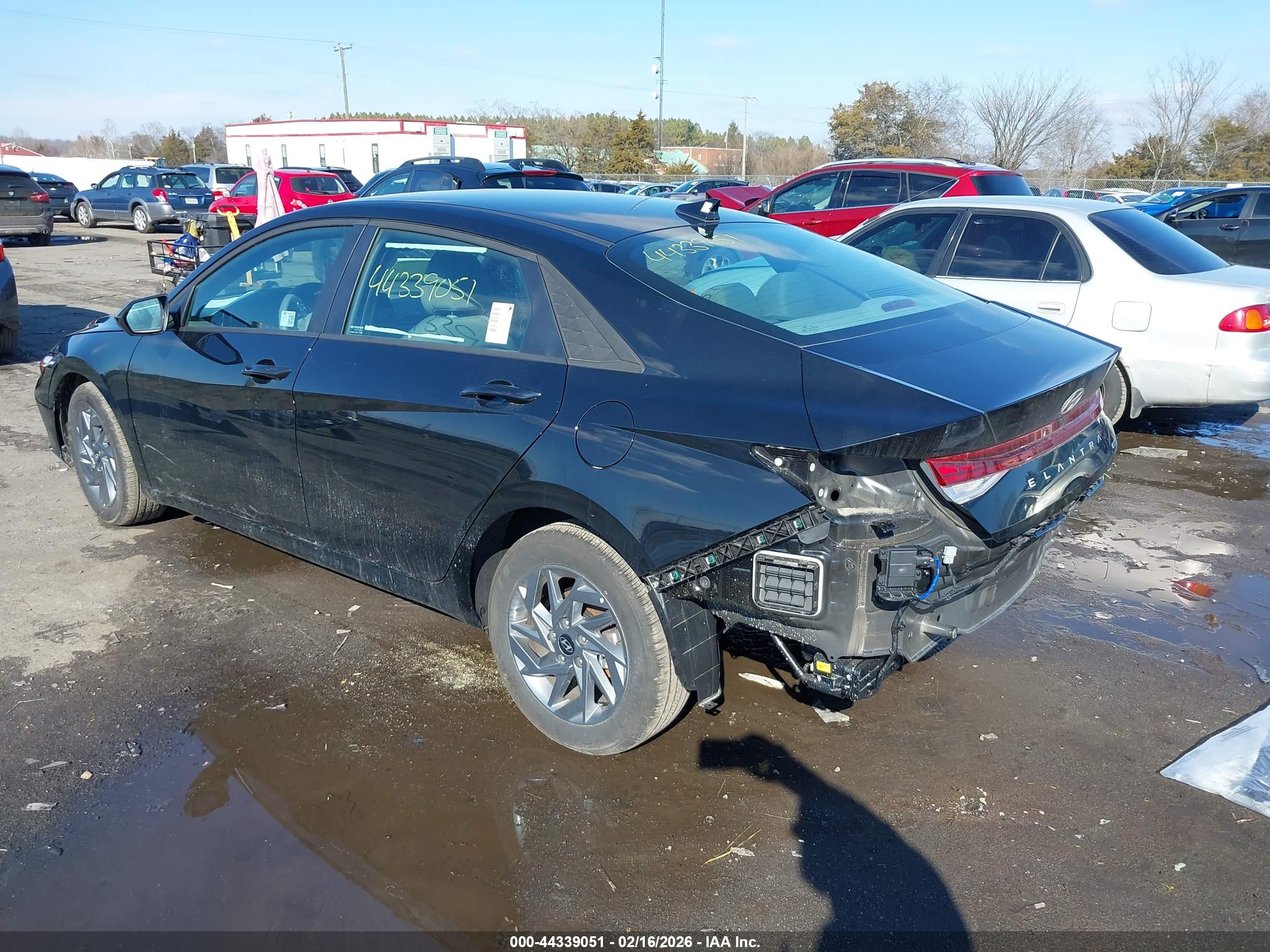 HYUNDAI ELANTRA image 3