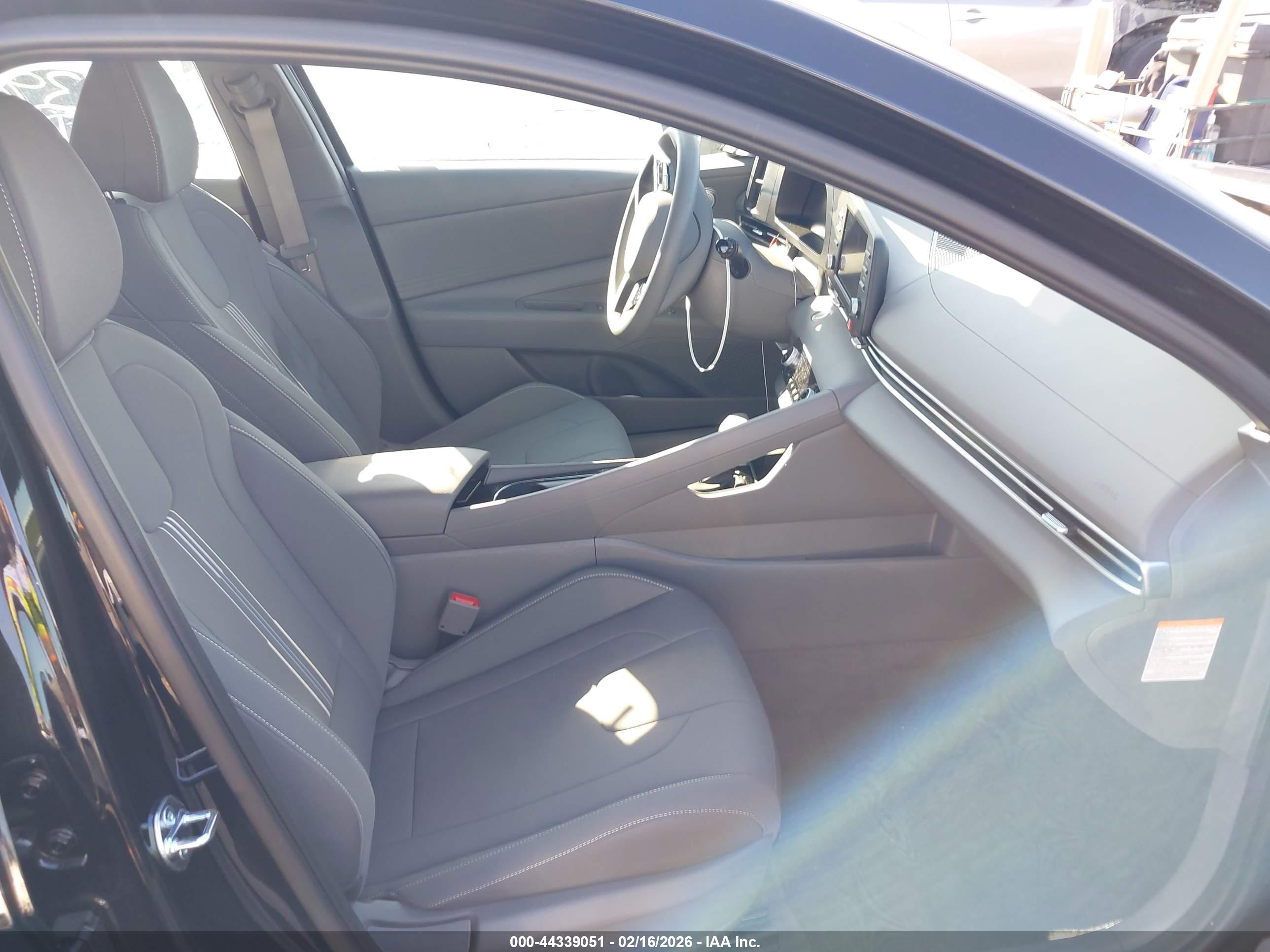 HYUNDAI ELANTRA image 5