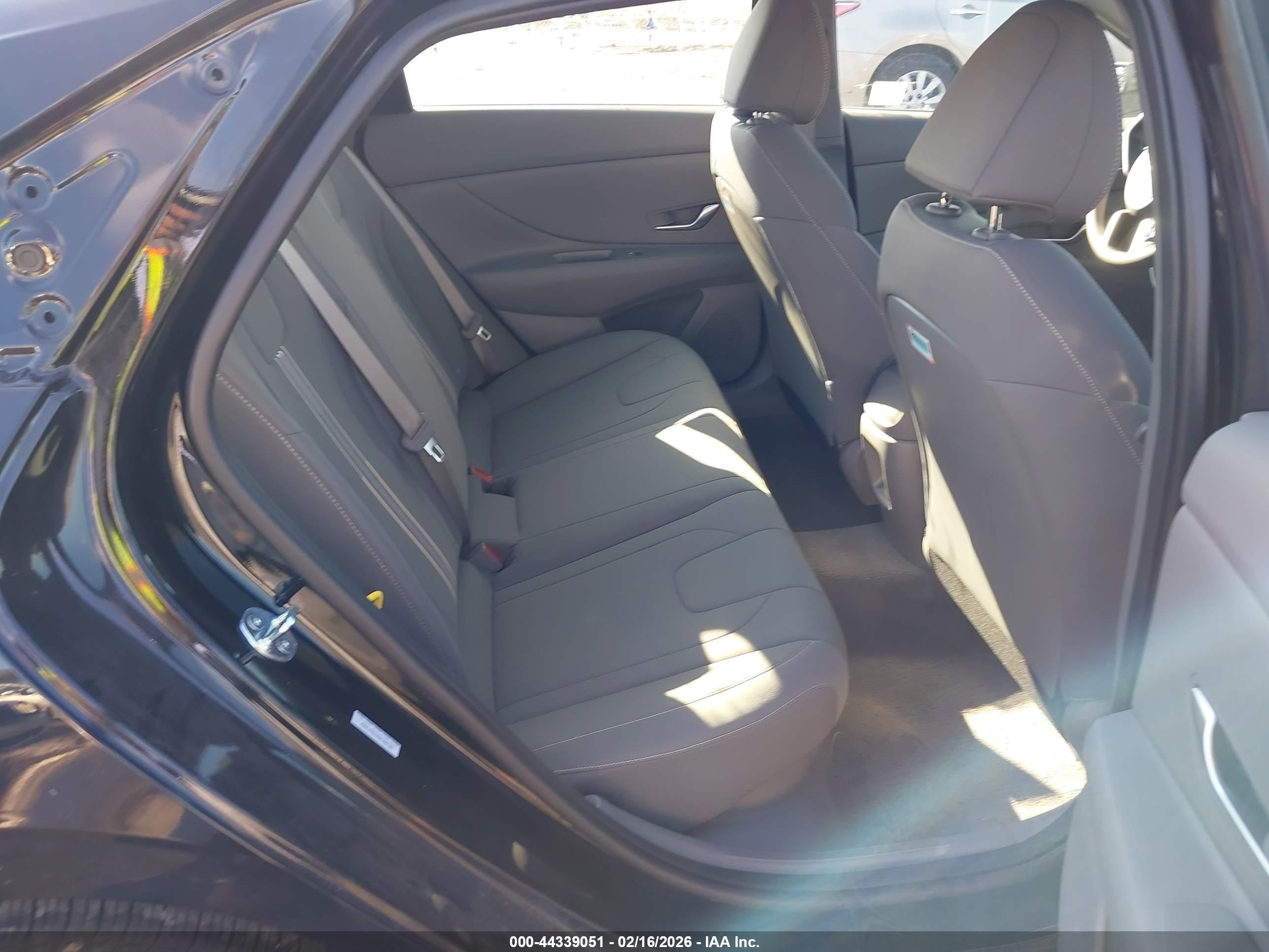 HYUNDAI ELANTRA image 8