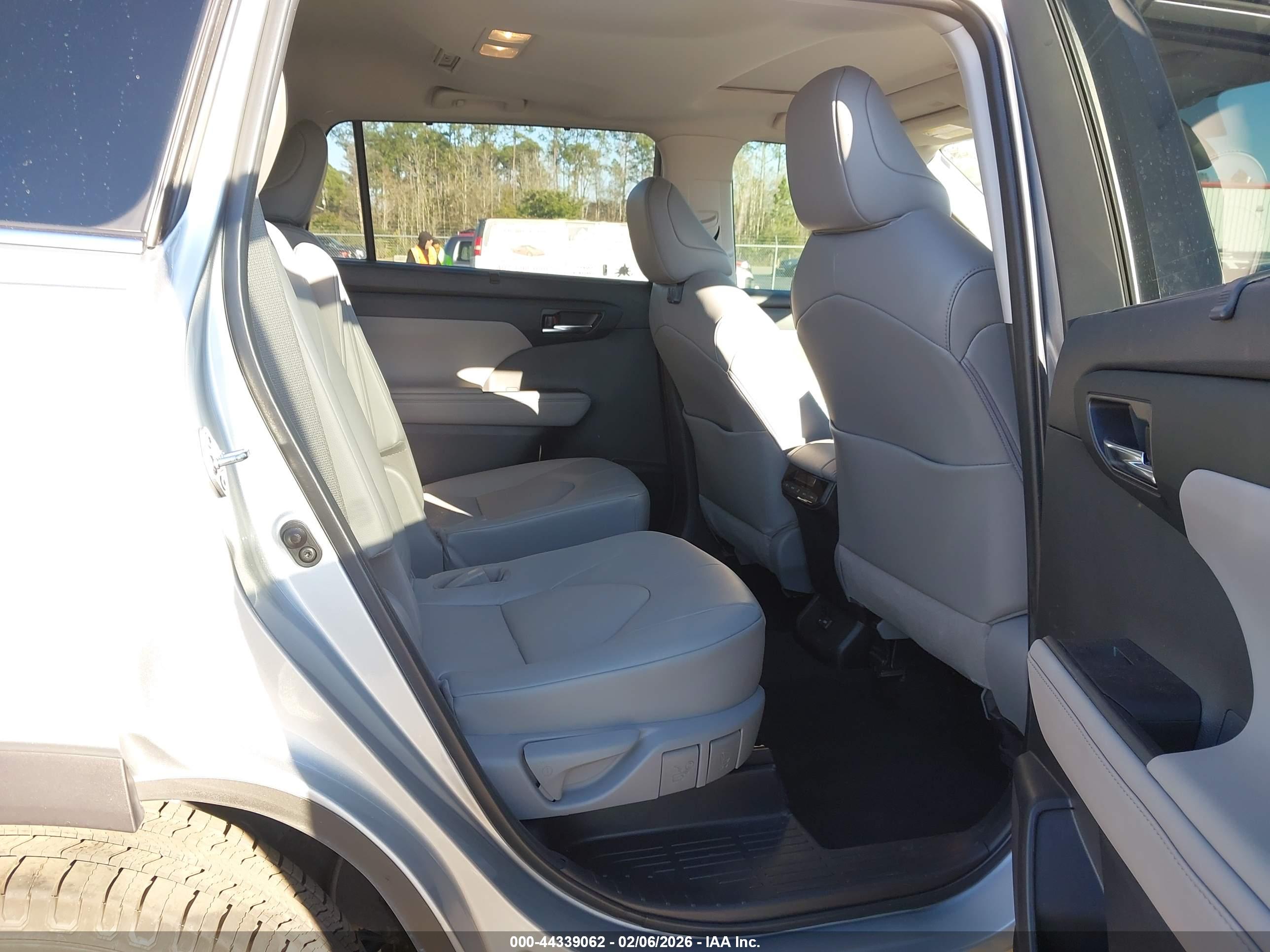 TOYOTA HIGHLANDER image 8