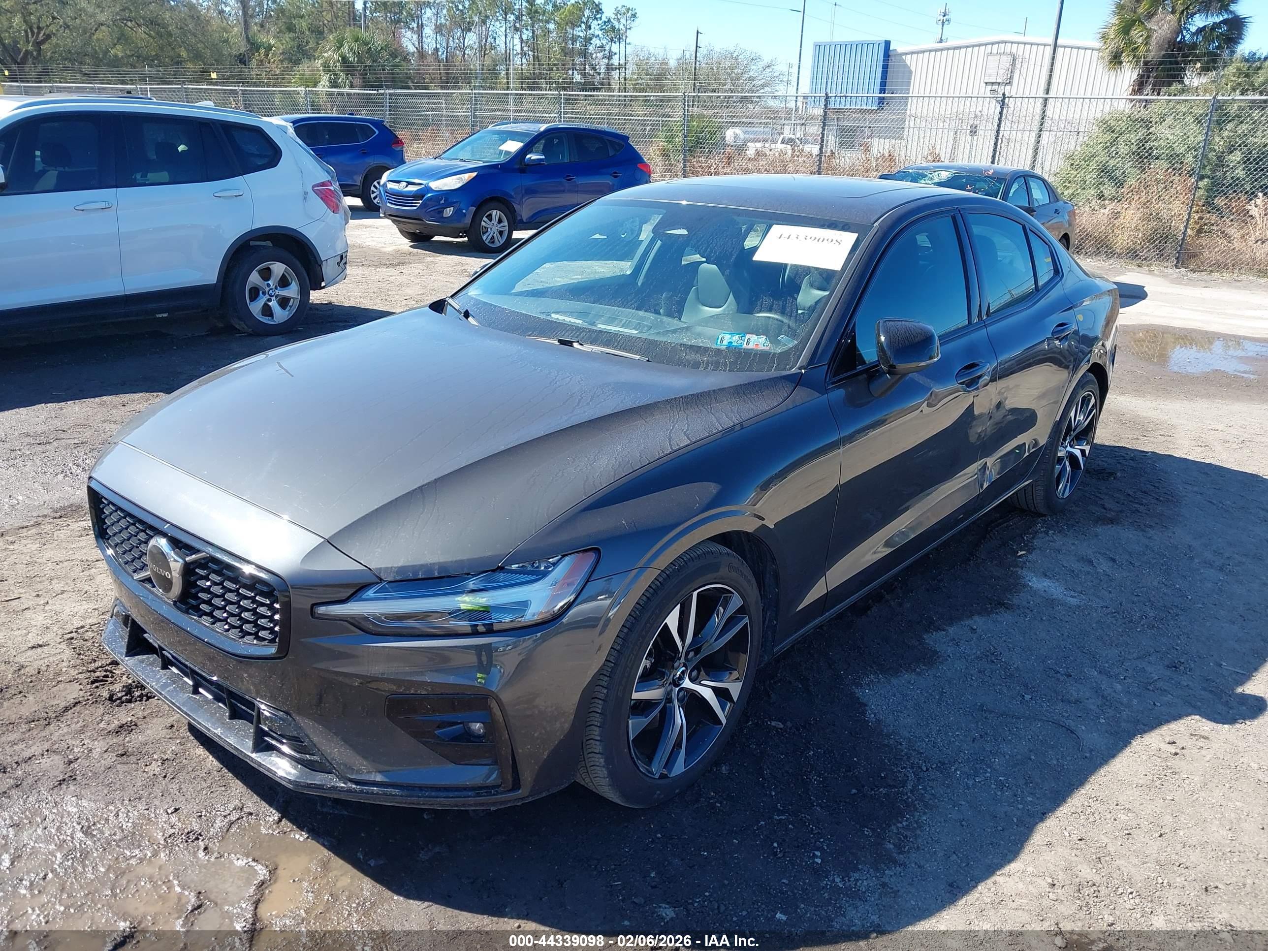 VOLVO S60 image 2