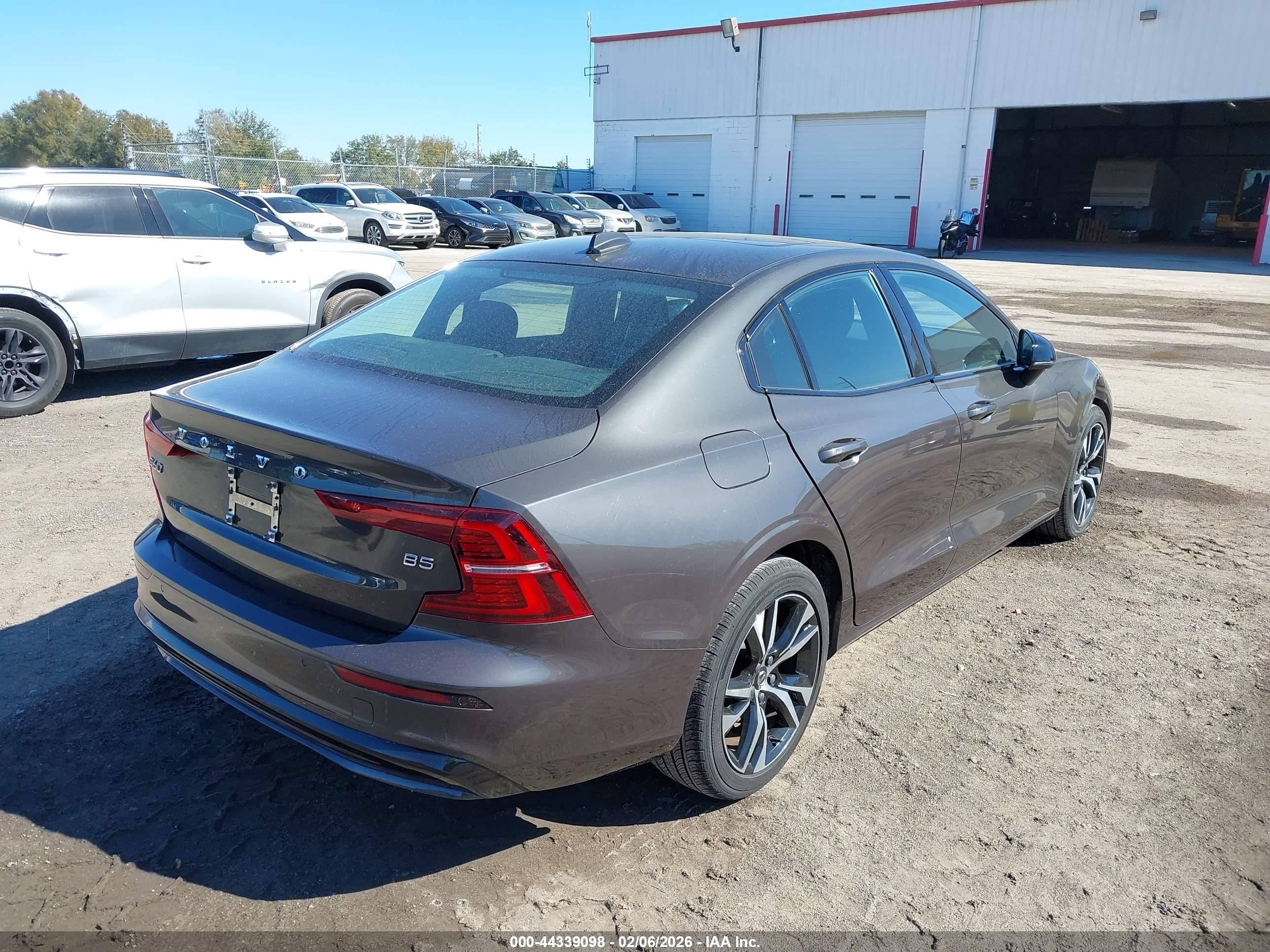 VOLVO S60 image 4