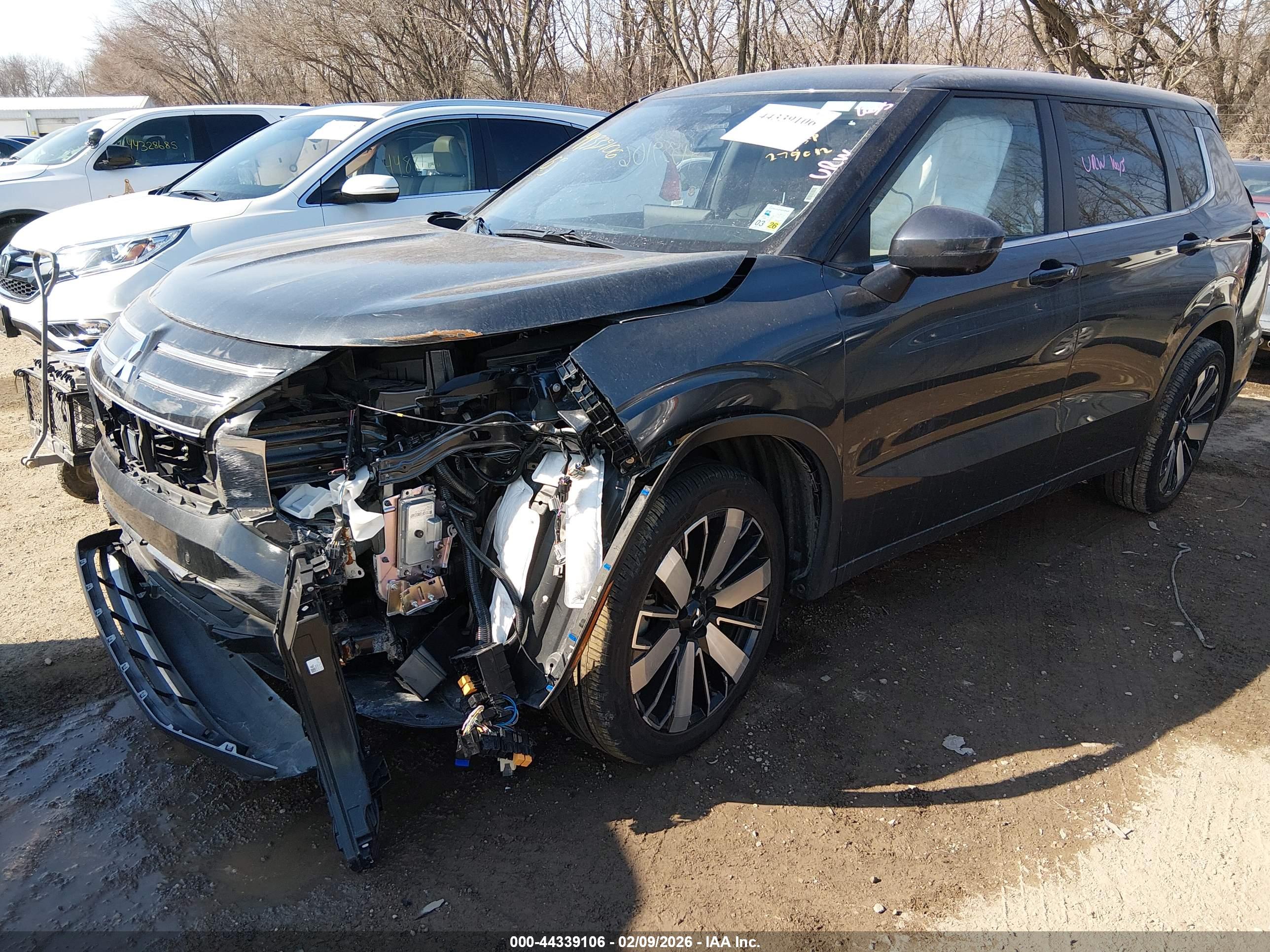MITSUBISHI OUTLANDER image 2