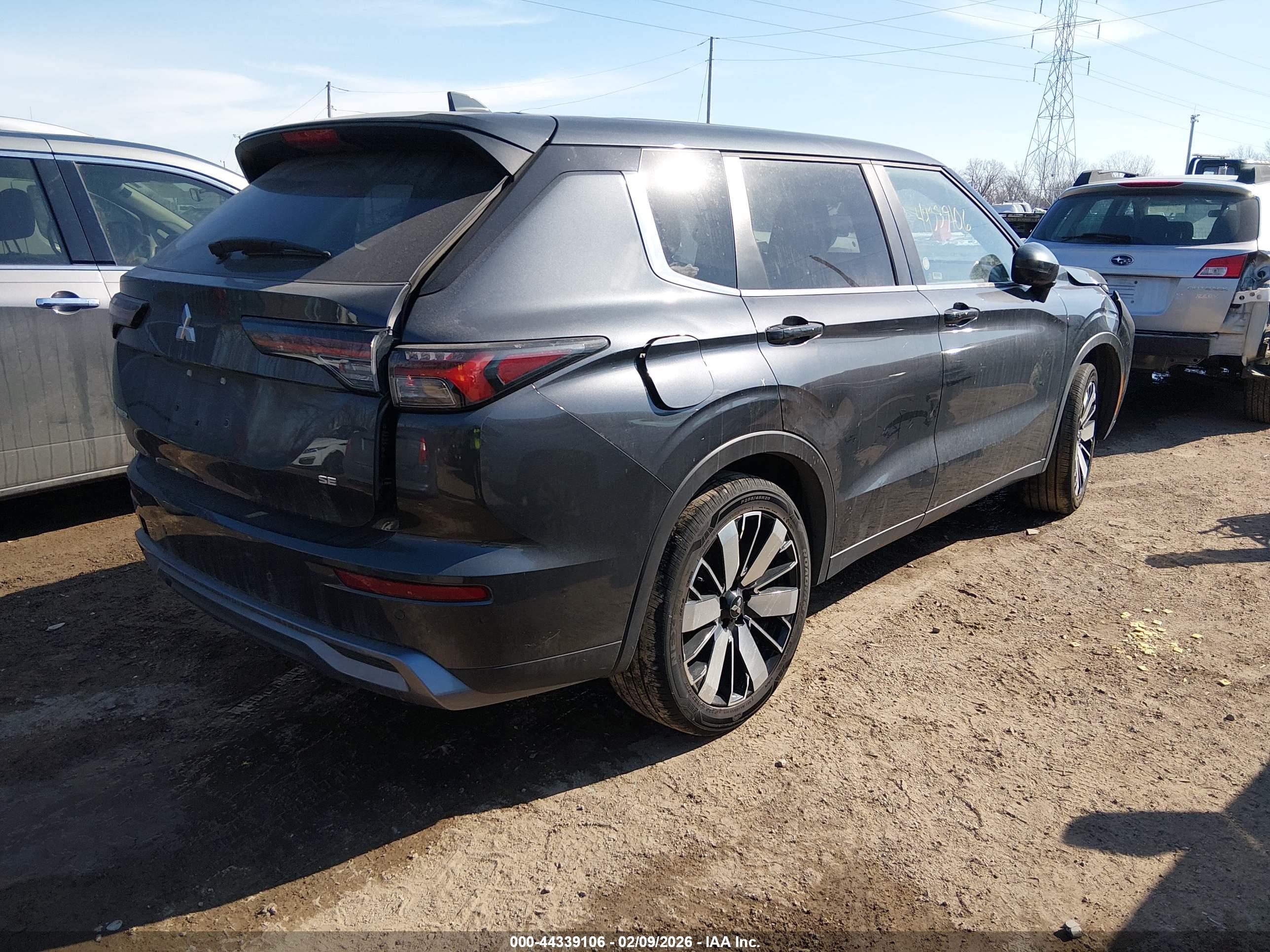 MITSUBISHI OUTLANDER image 4