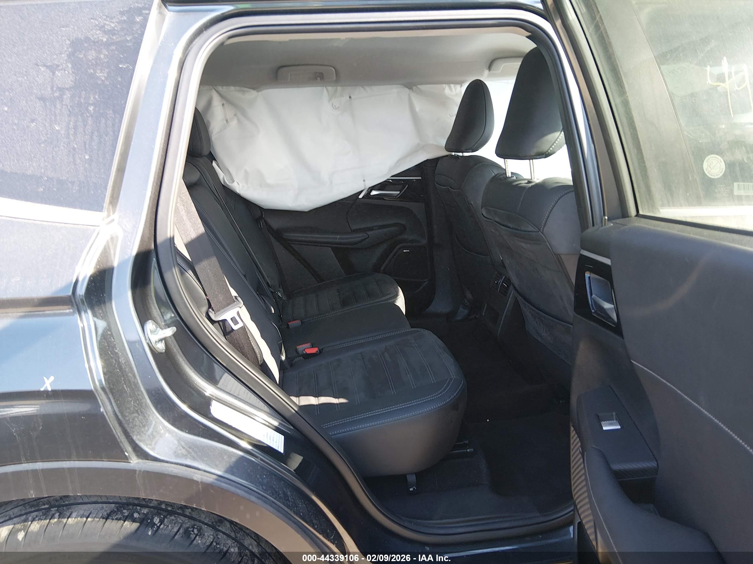 MITSUBISHI OUTLANDER image 8