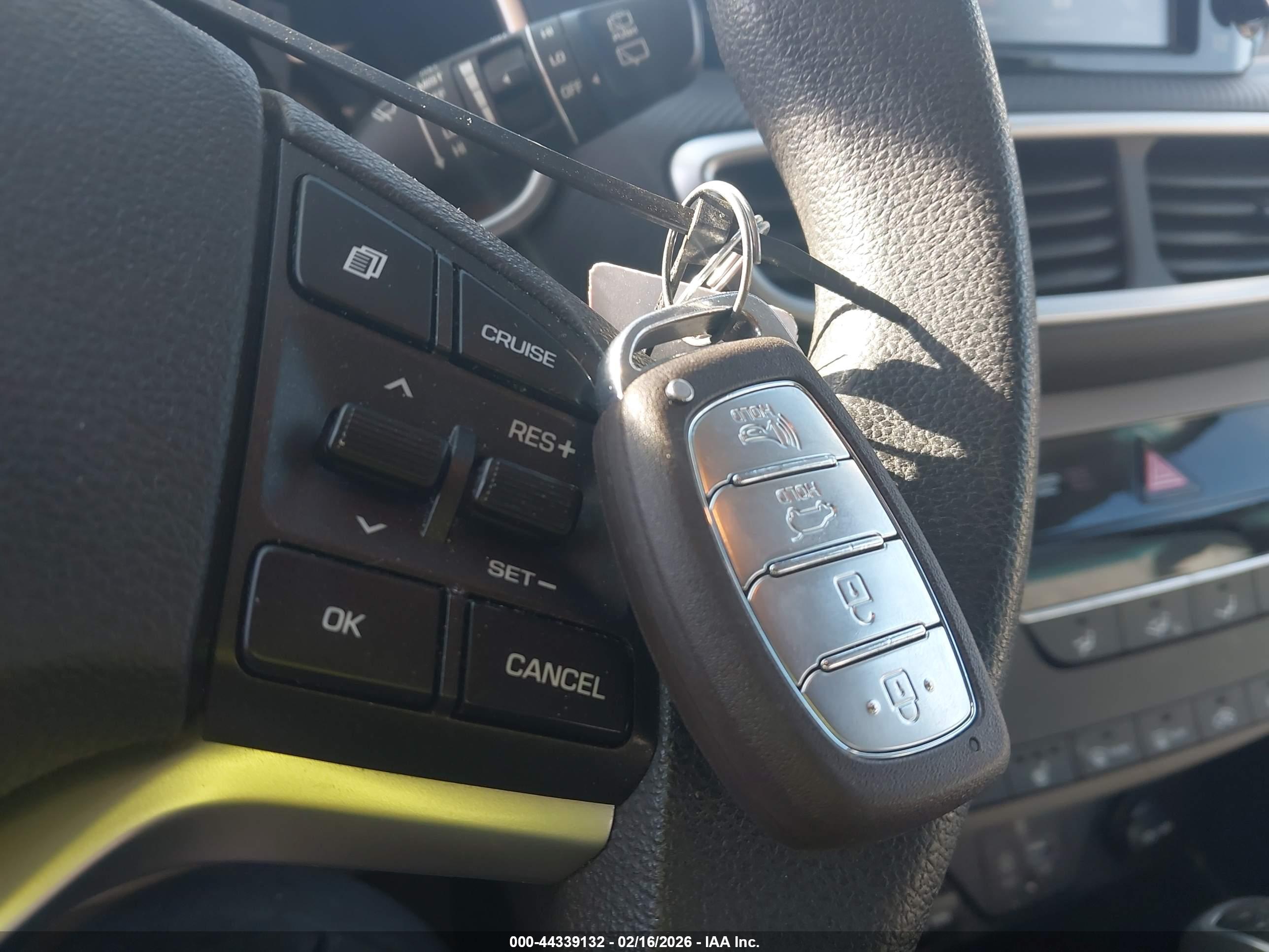 HYUNDAI TUCSON image 11