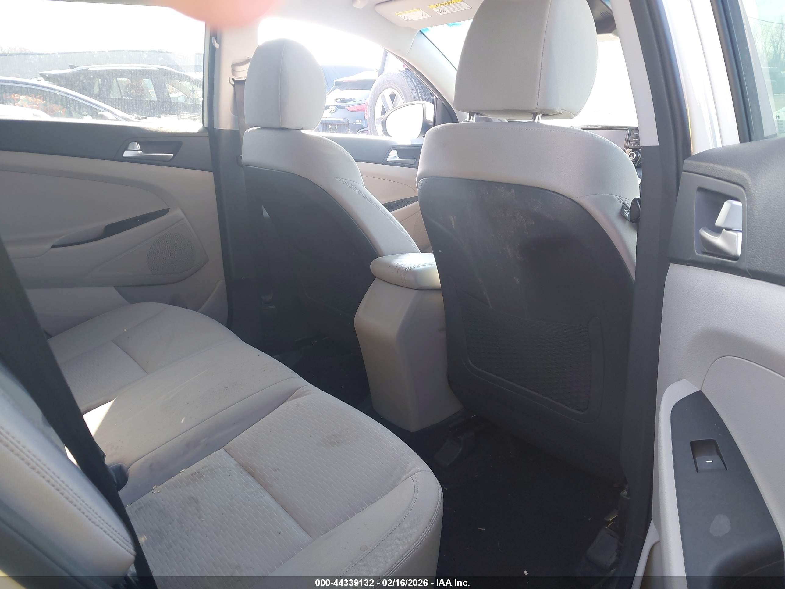 HYUNDAI TUCSON image 8