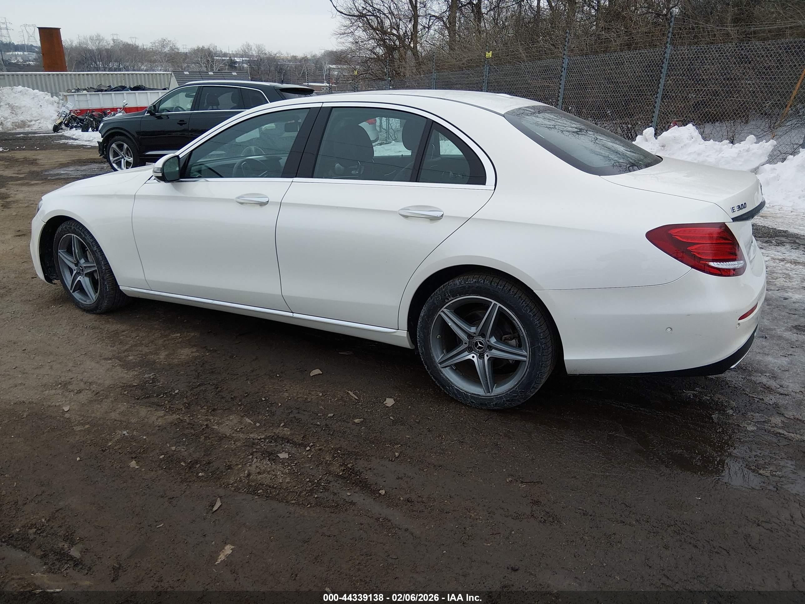 MERCEDES-BENZ E image 3