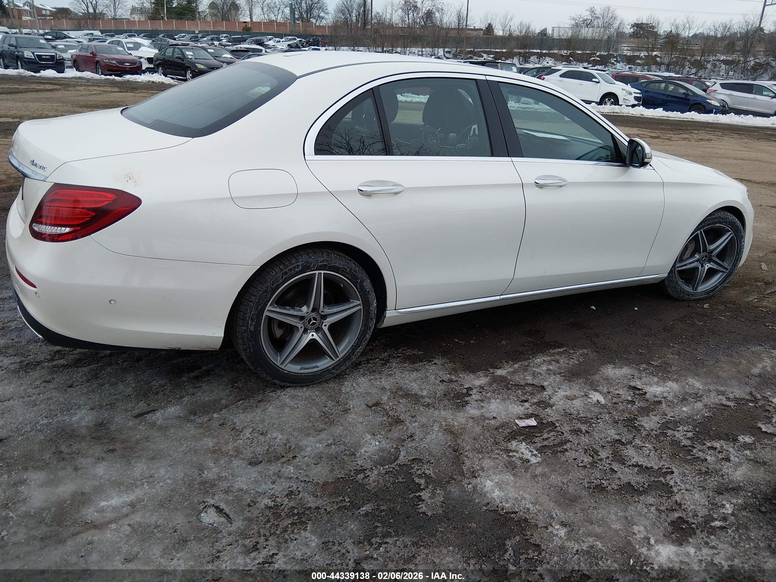 MERCEDES-BENZ E image 4