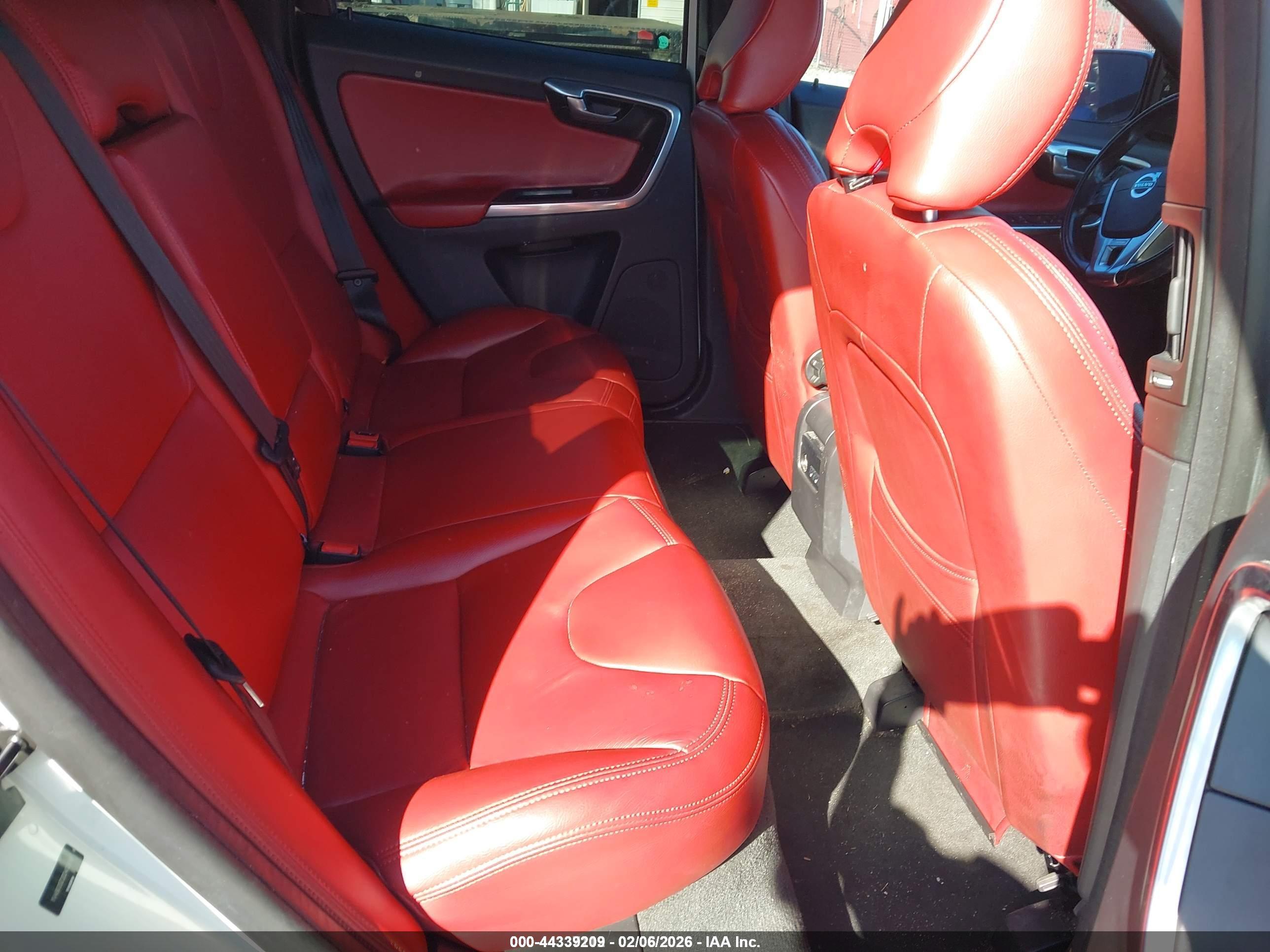 VOLVO XC60 image 8