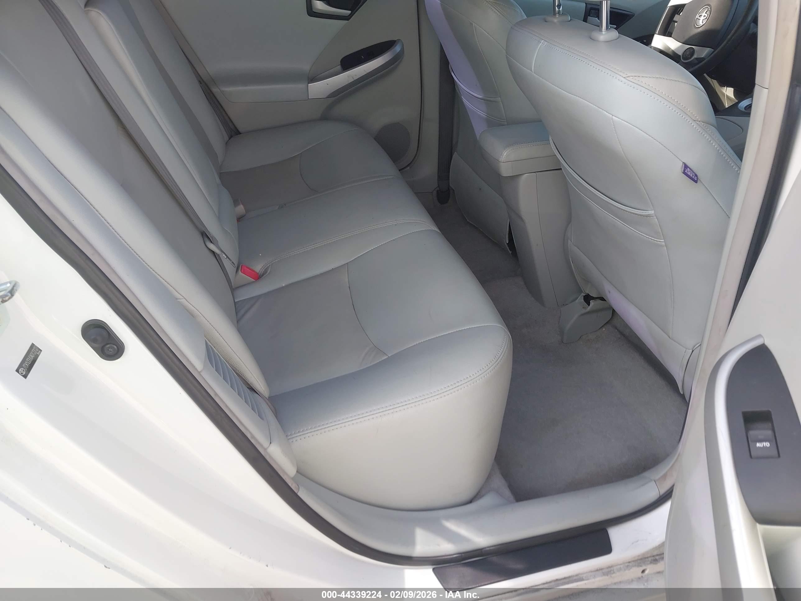 TOYOTA PRIUS image 8