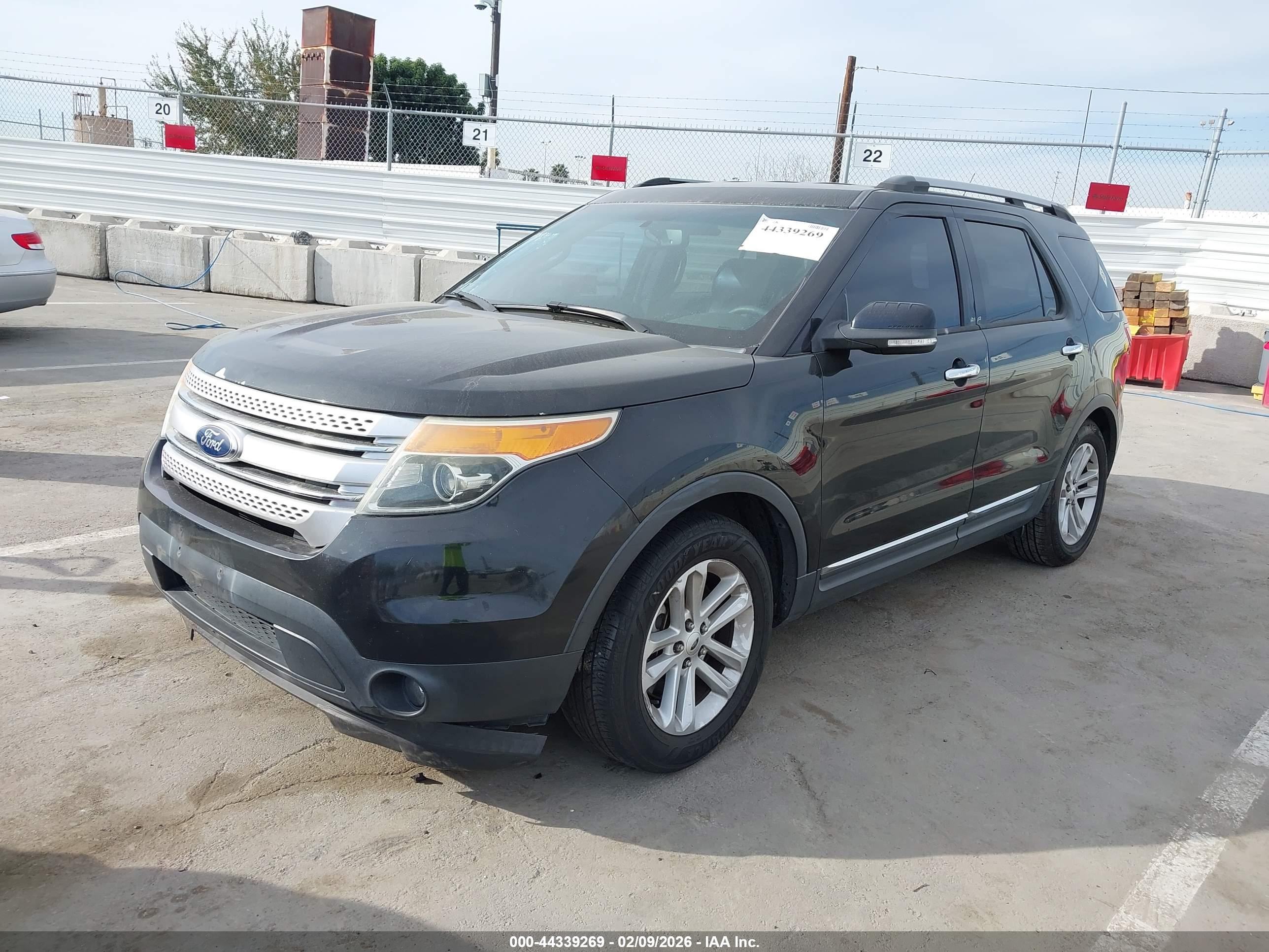 FORD EXPLORER image 2
