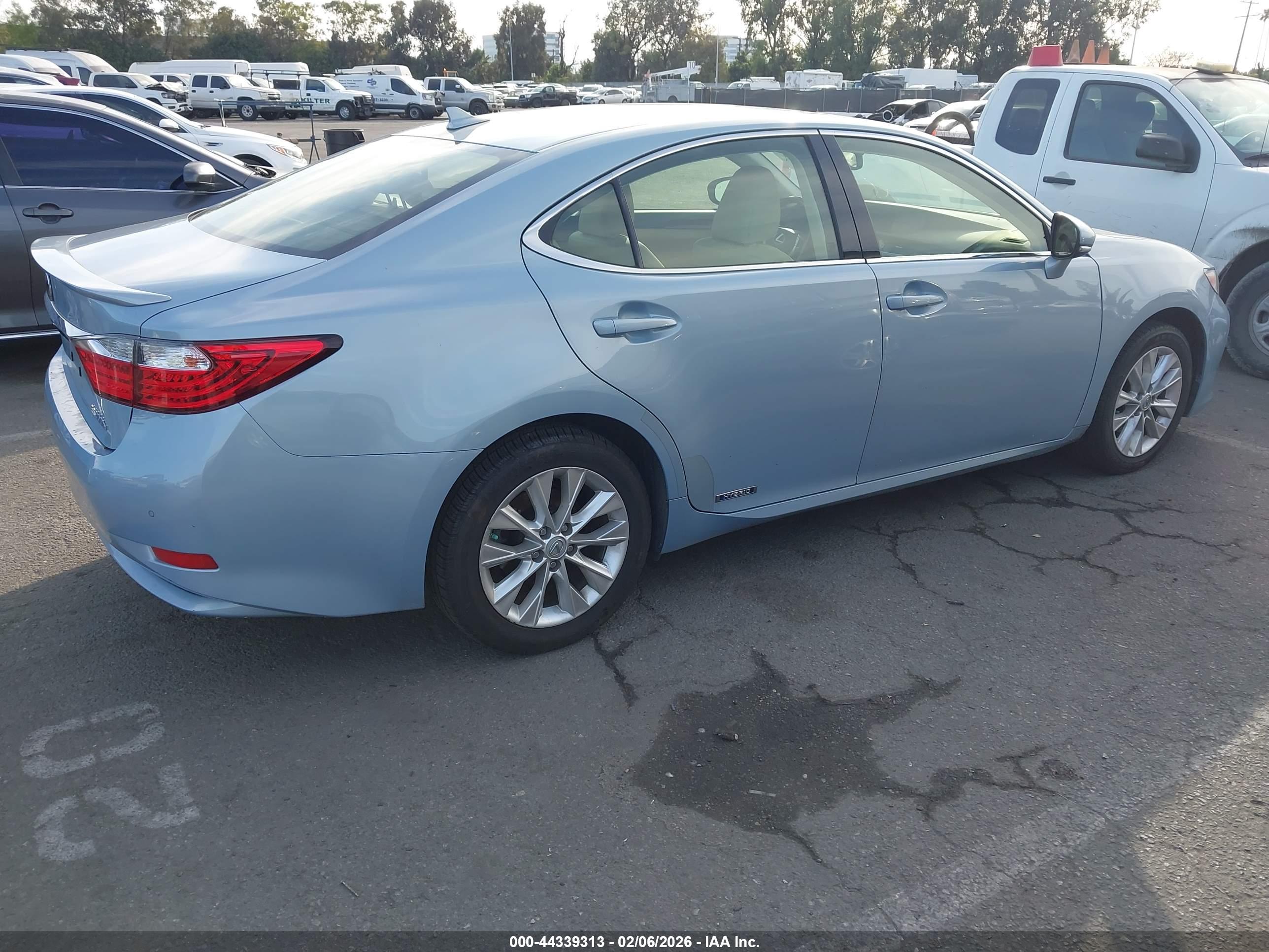 LEXUS ES image 4