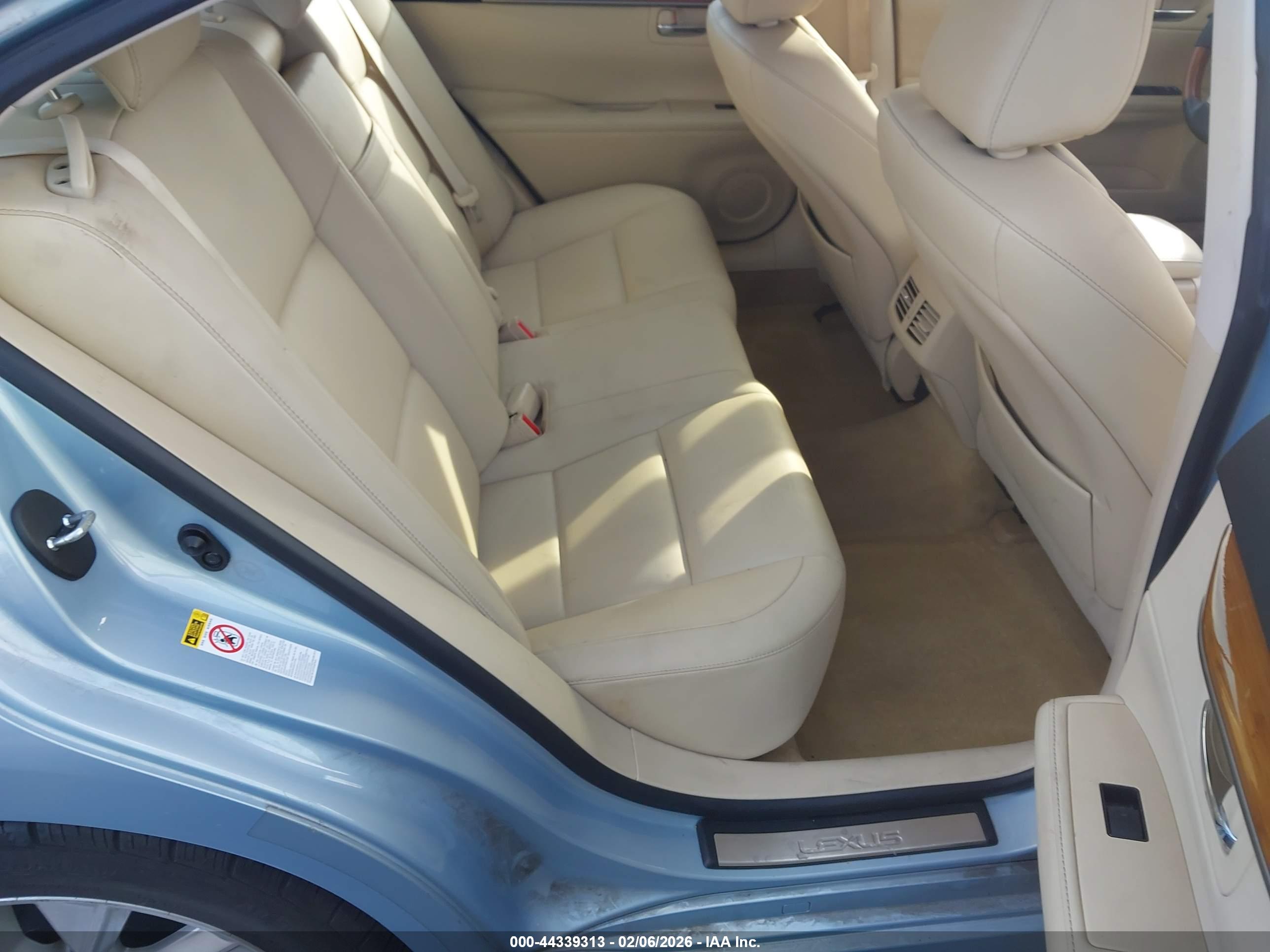 LEXUS ES image 8
