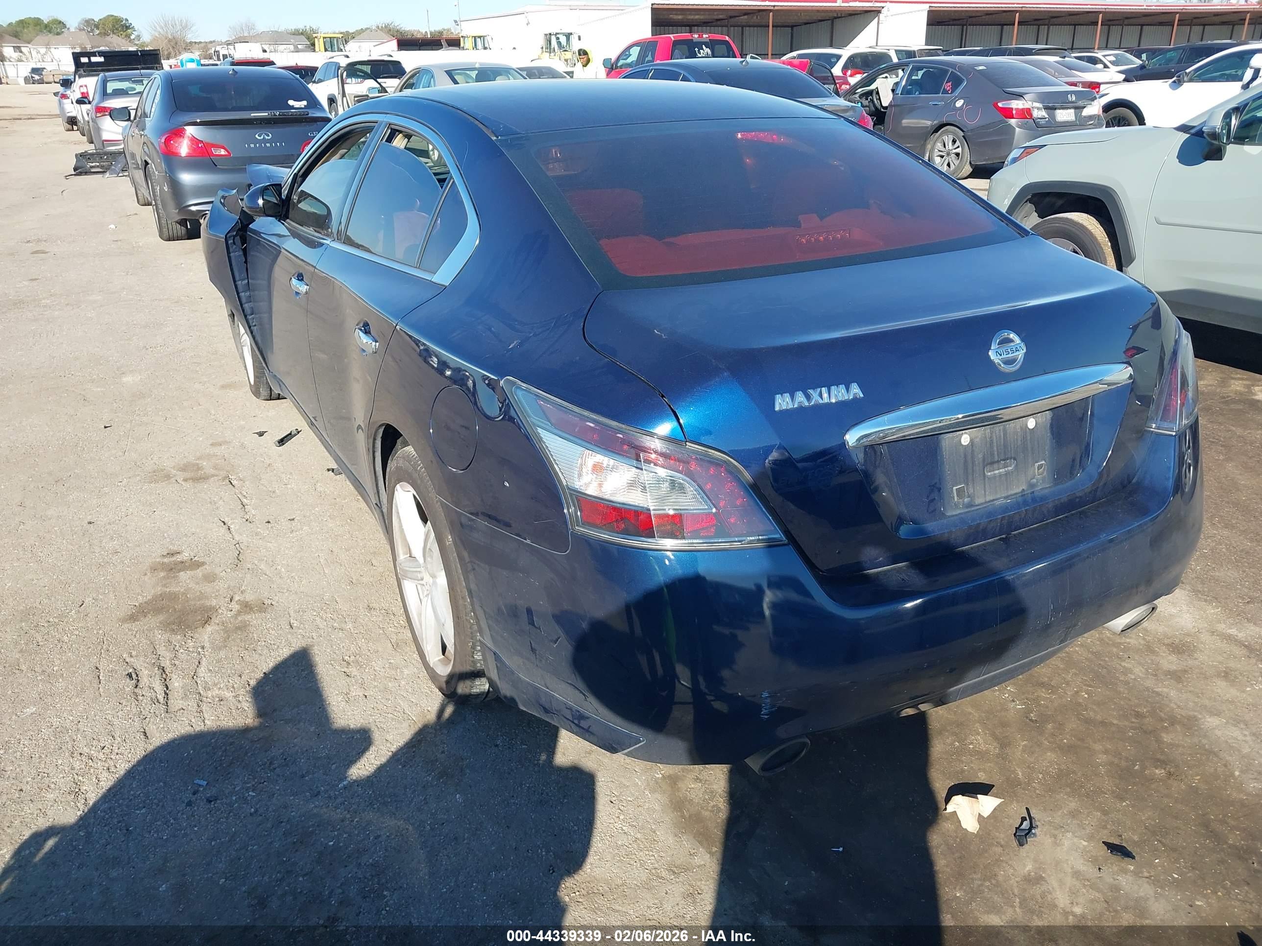 NISSAN MAXIMA image 3