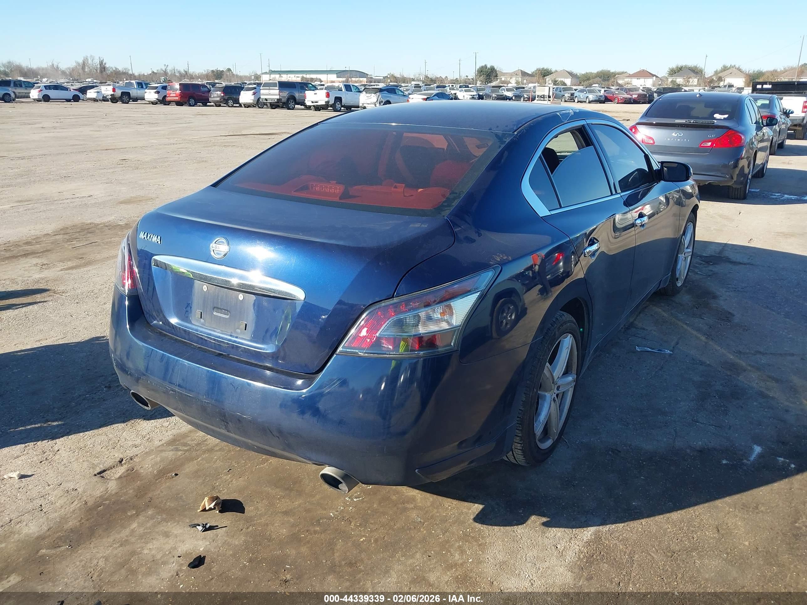 NISSAN MAXIMA image 4