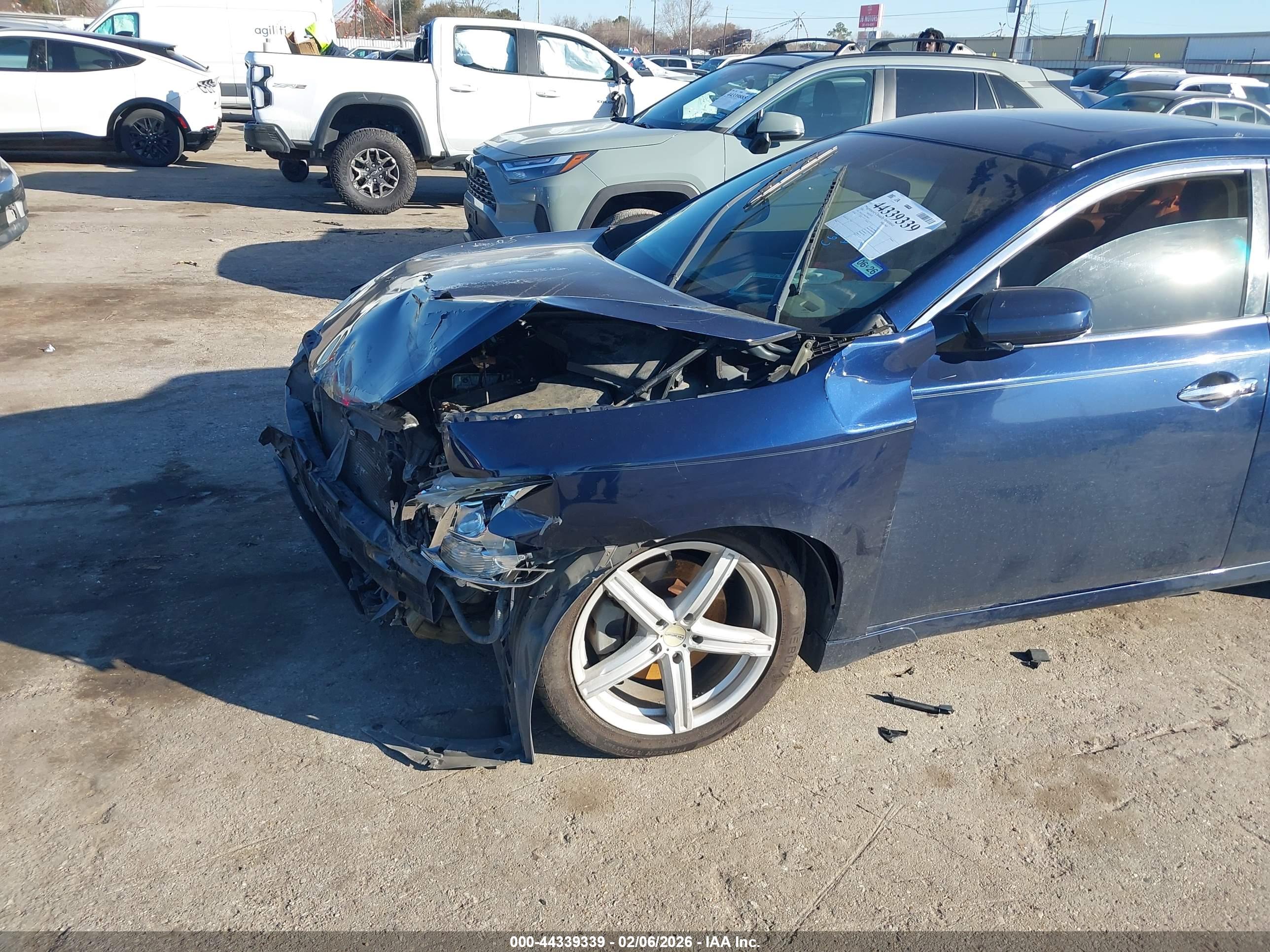 NISSAN MAXIMA image 6
