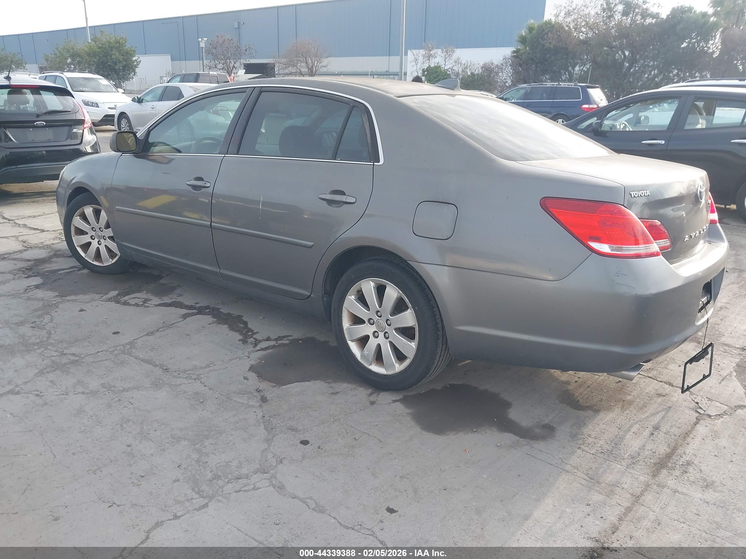 TOYOTA AVALON image 3