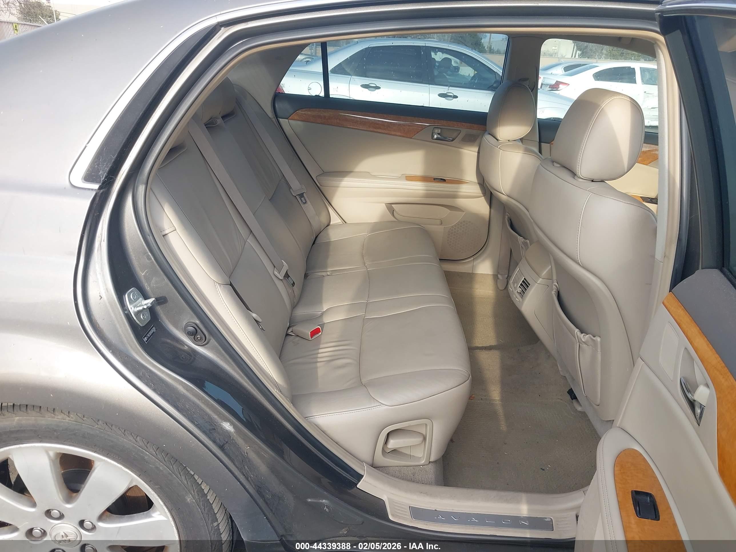 TOYOTA AVALON image 8